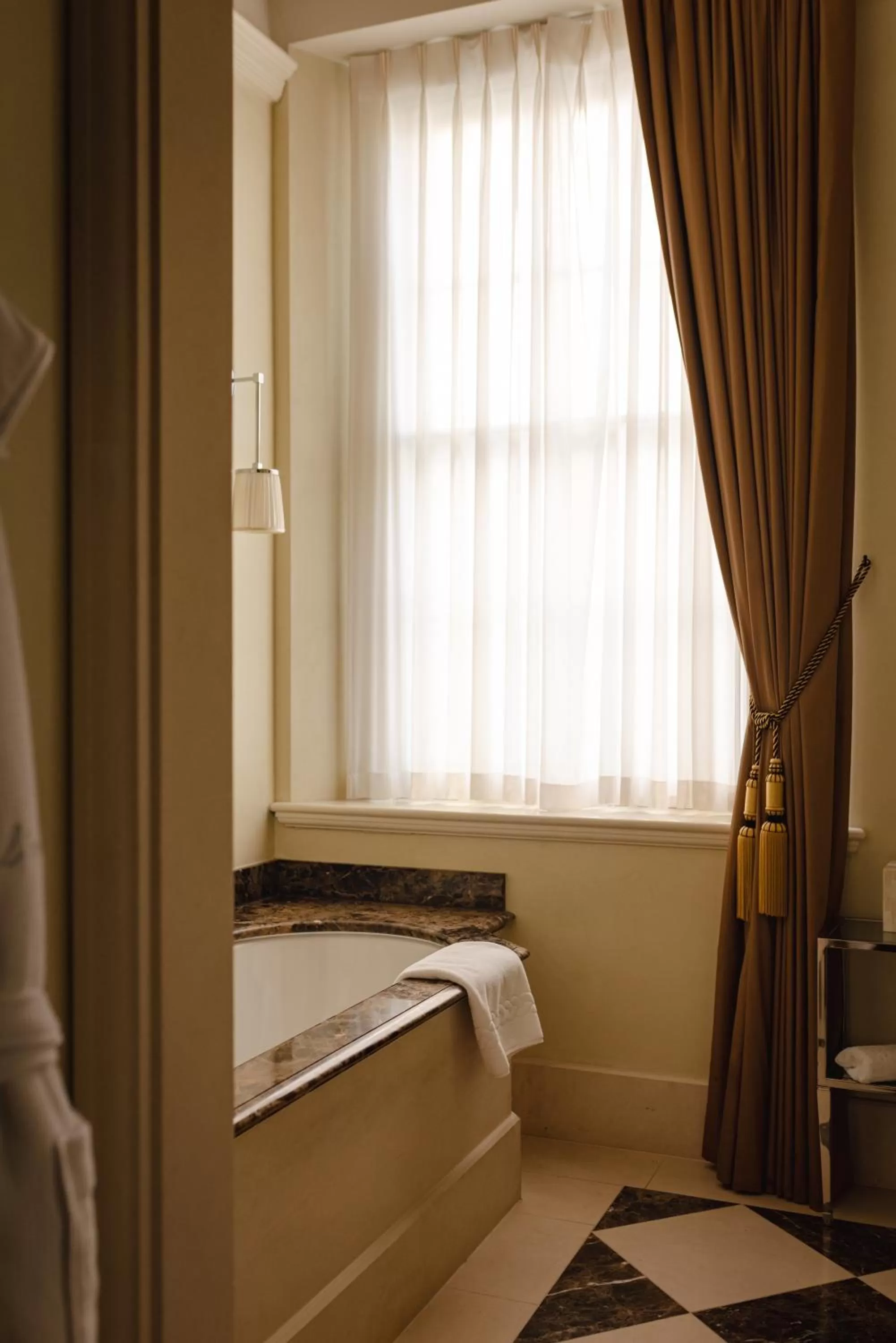 Bathroom, Bed in L'oscar London