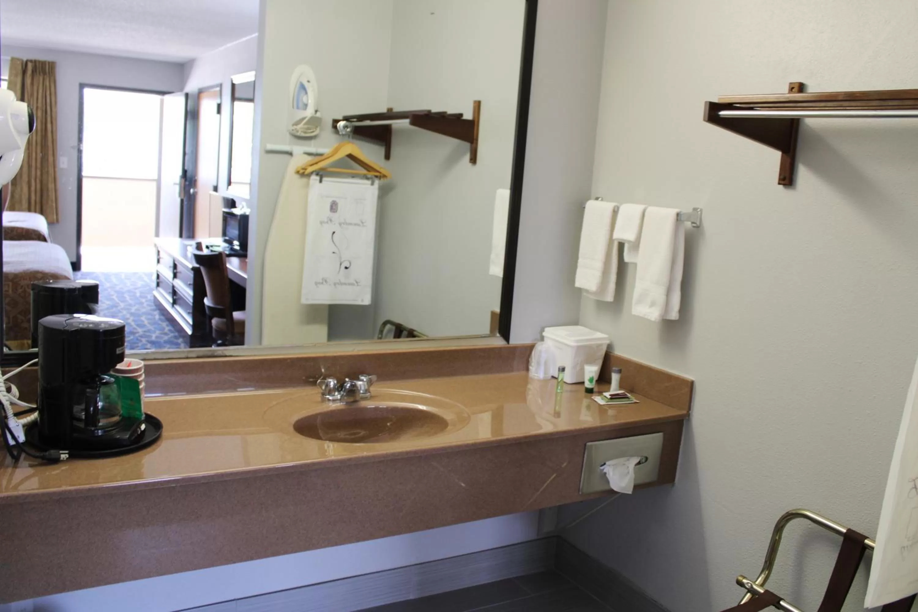 Greenlight Inn & Suites St James