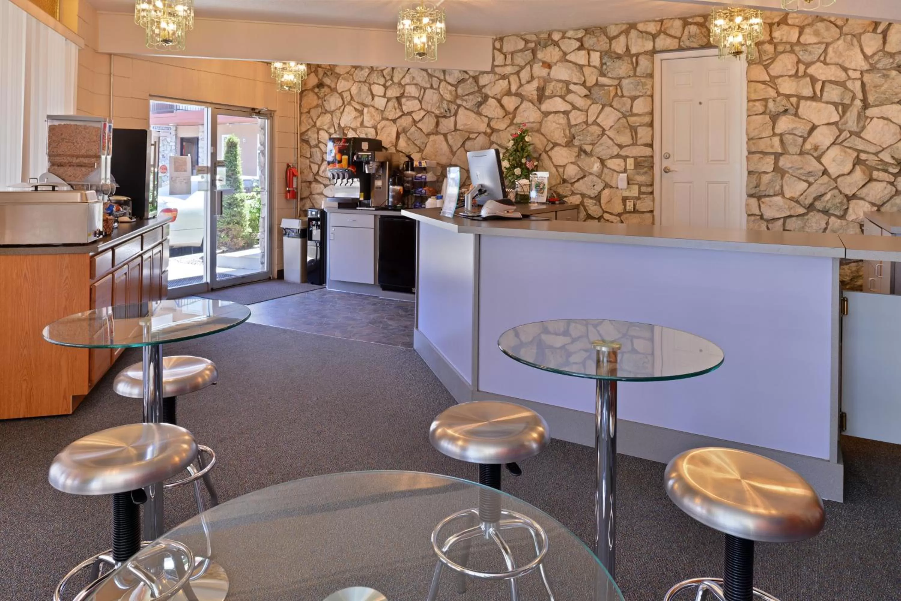 Lobby or reception in Maverick Motel - Modern Renovated Motel