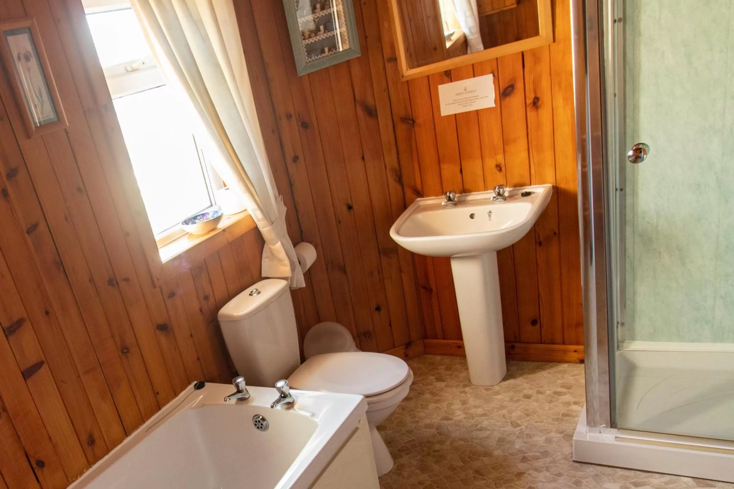 Shower in Auld Cross Keys Inn