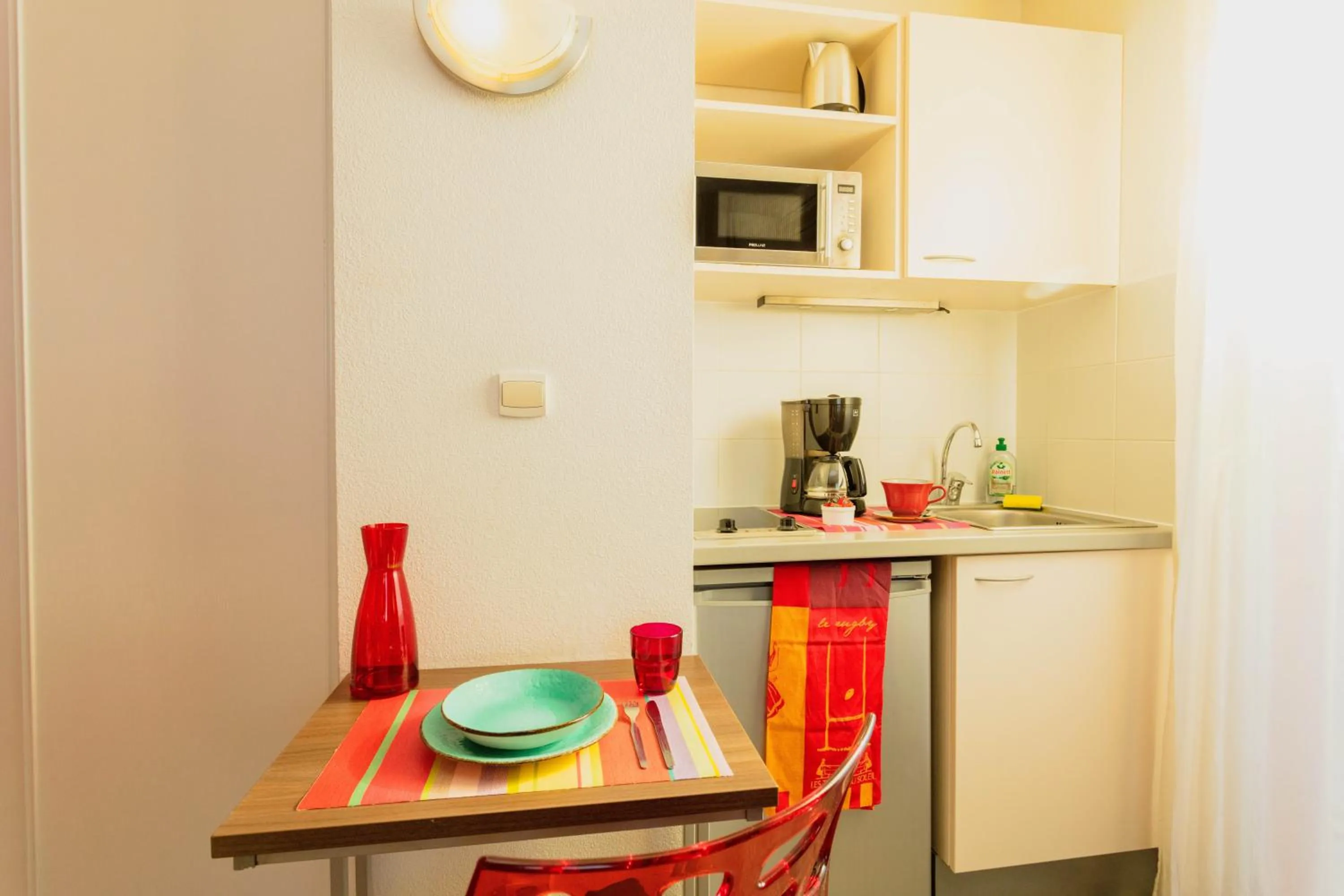 Kitchen or kitchenette in Appart-Hôtel Mer & Golf City Perpignan Centre