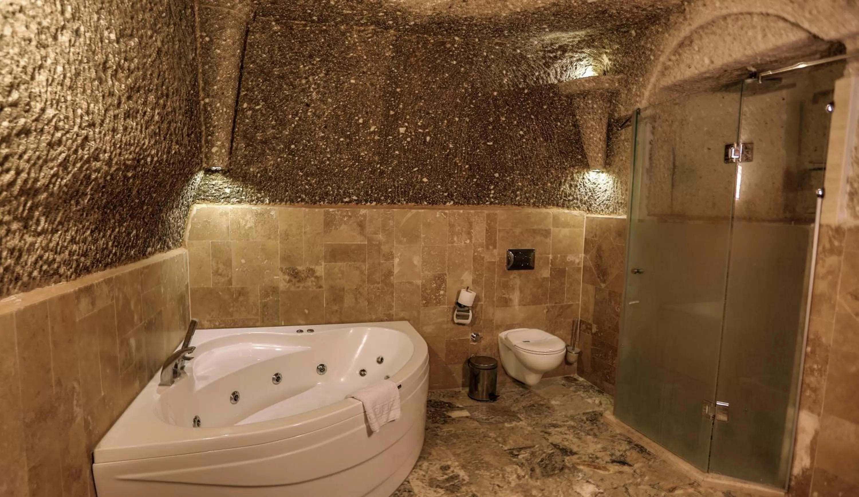 Hot Tub in Hidden Cave Hotel