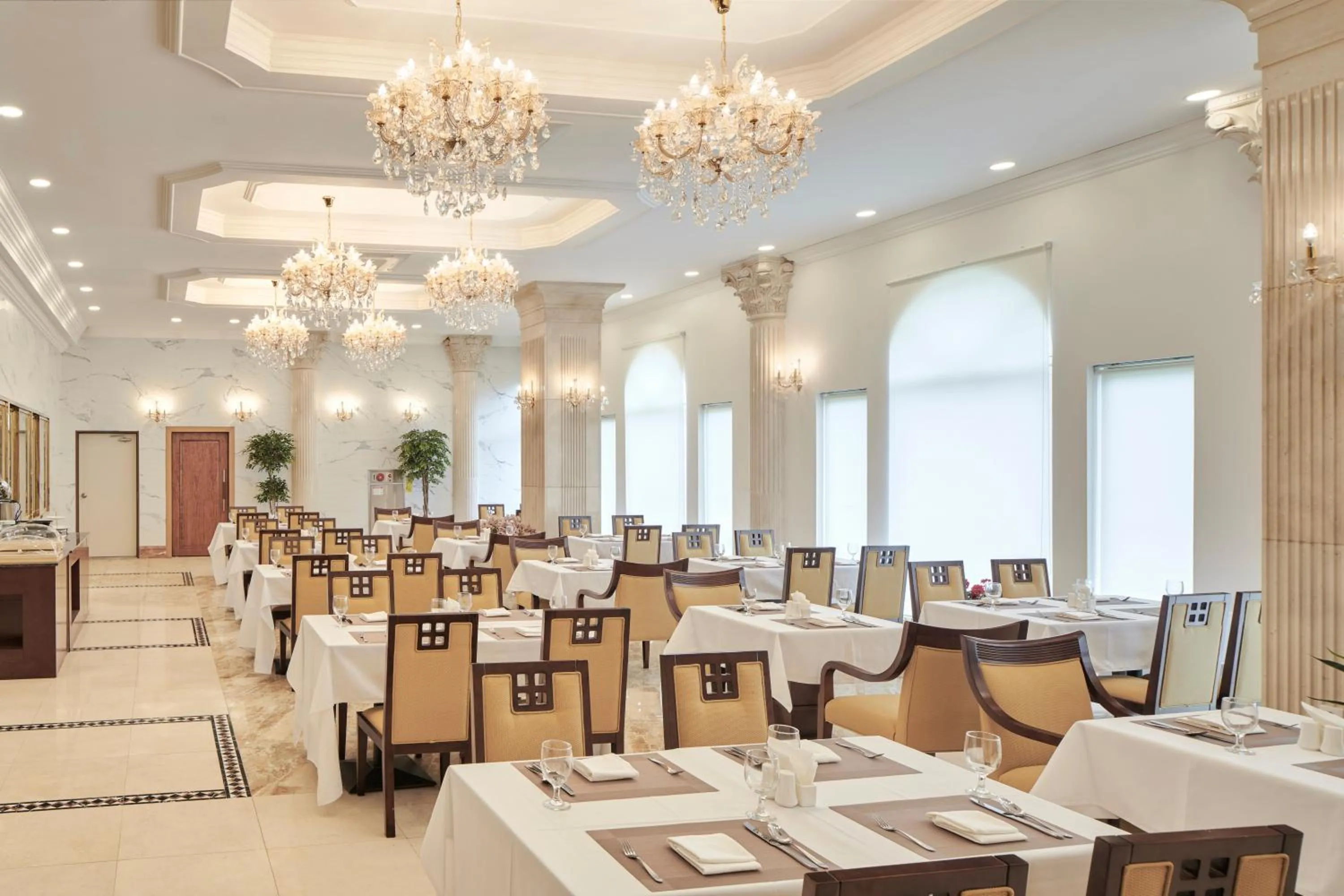 Breakfast in GoldOne Hotel & Suites