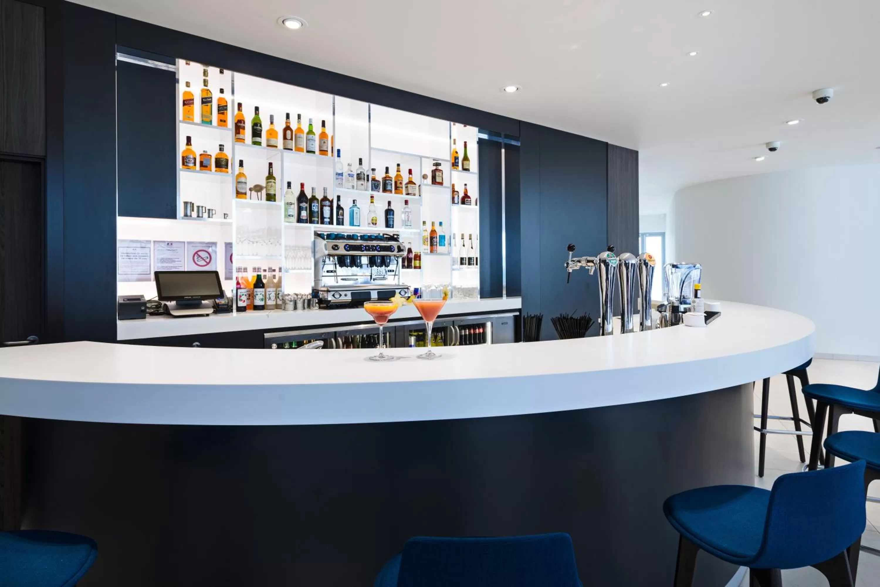 Lounge or bar in Golden Tulip Marseille Euromed