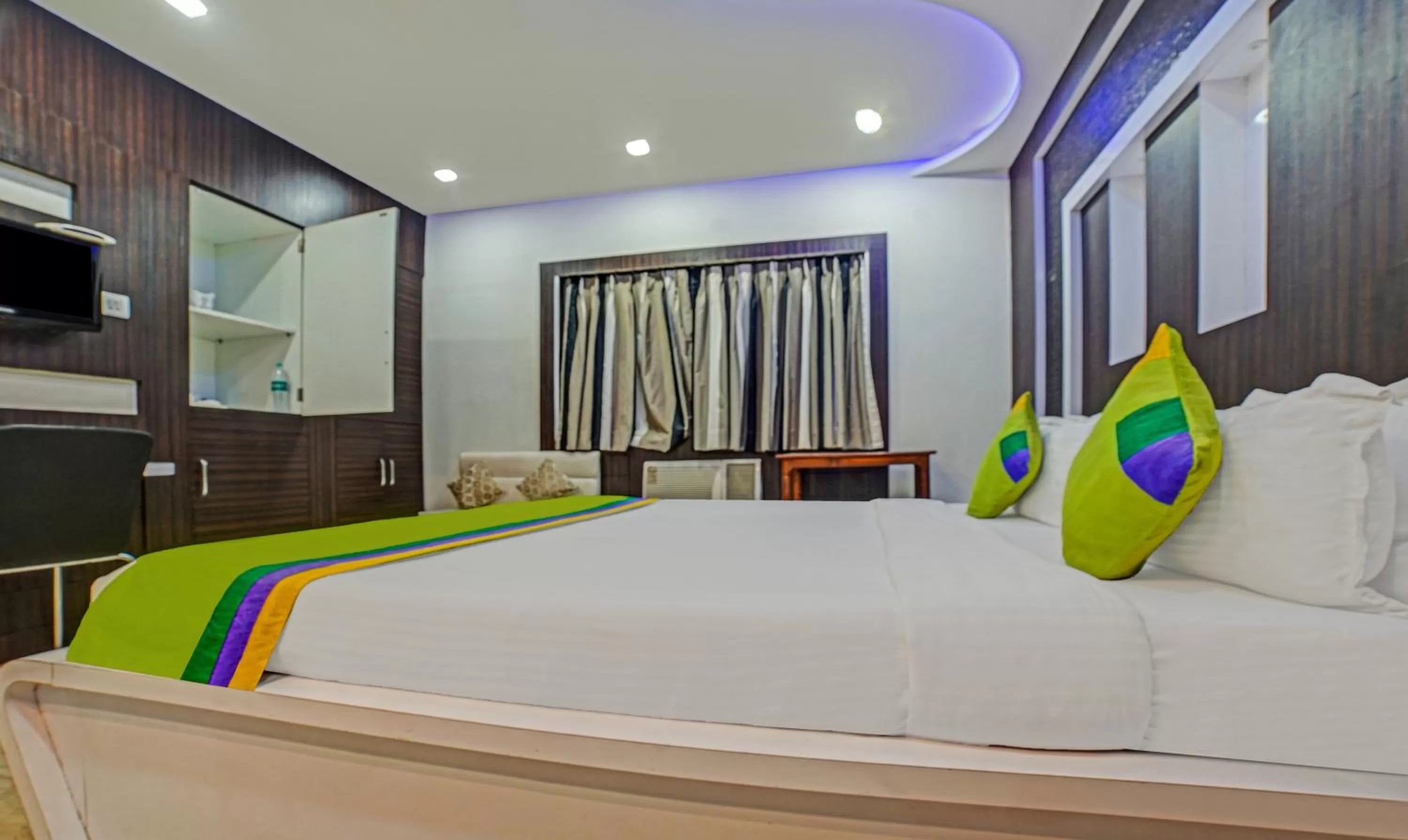 Bedroom, Bed in Treebo Trend South Park Bistupur
