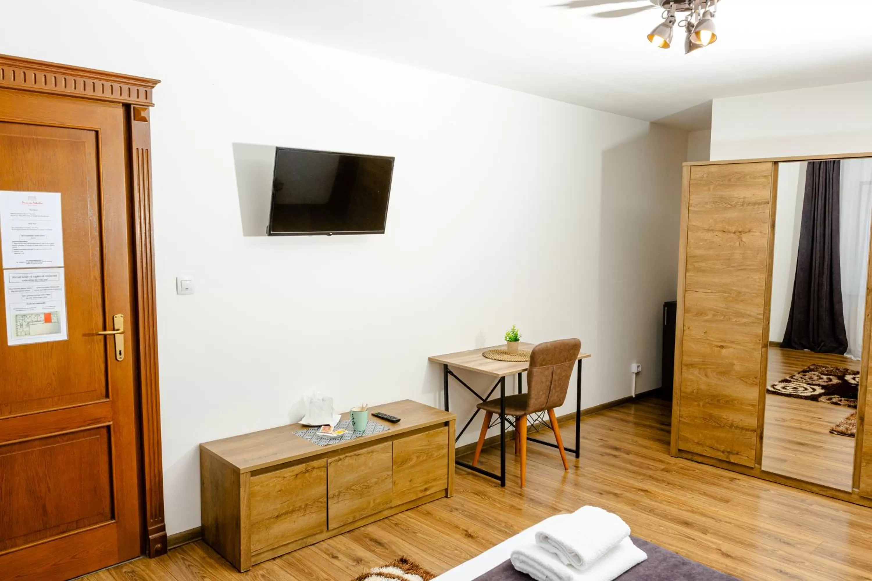 Bedroom, TV/Entertainment Center in Pensiunea Pictorilor