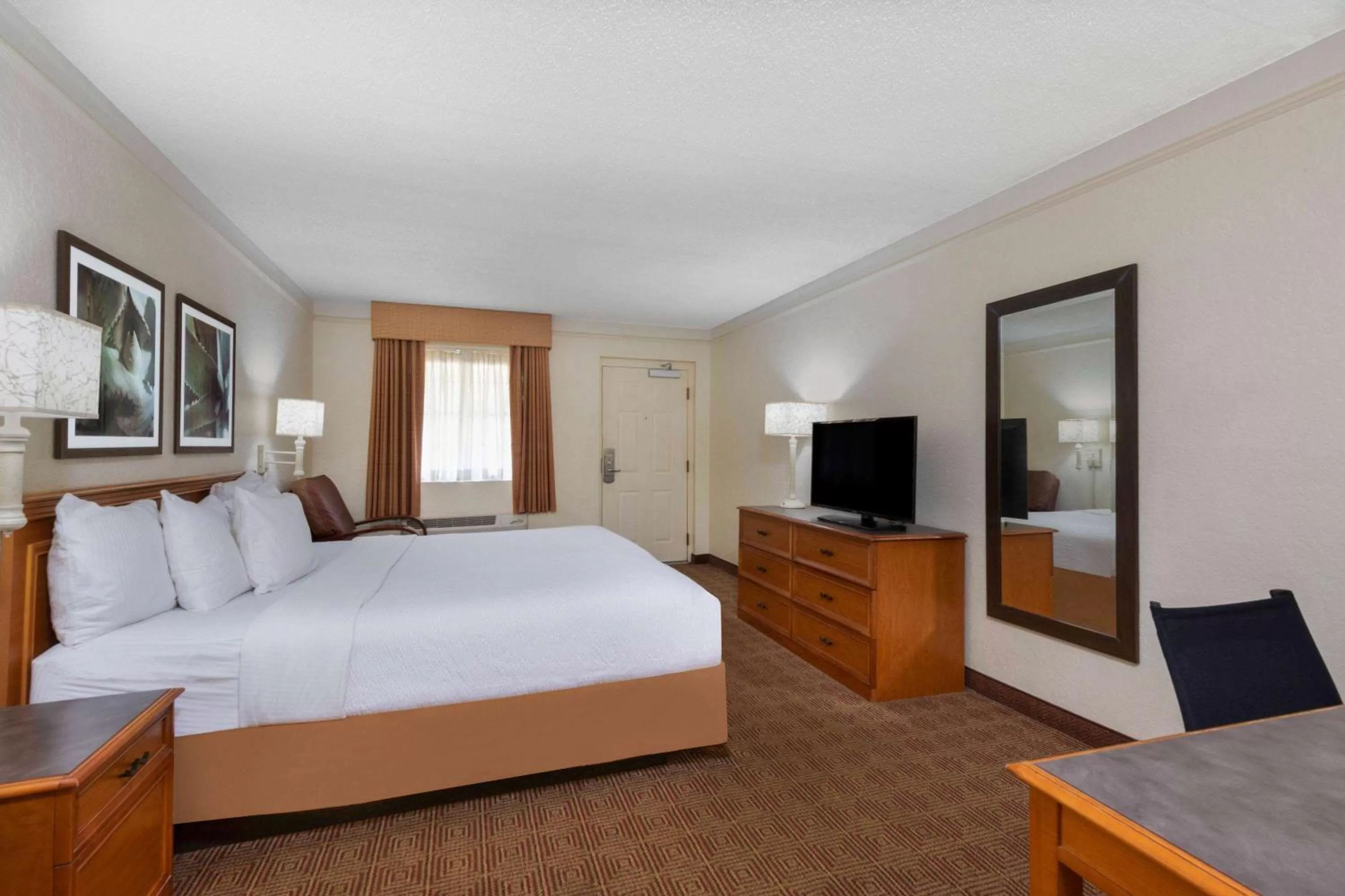 Photo of the whole room, Bed in La Quinta East Deerfield Beach - Boca Raton