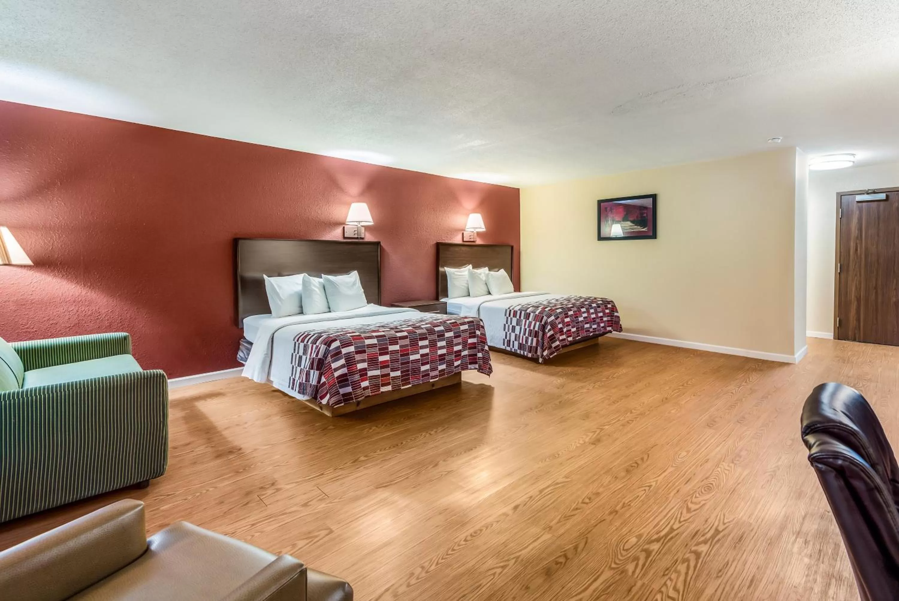 Photo of the whole room, Bed in Red Roof Inn & Suites Wapakoneta