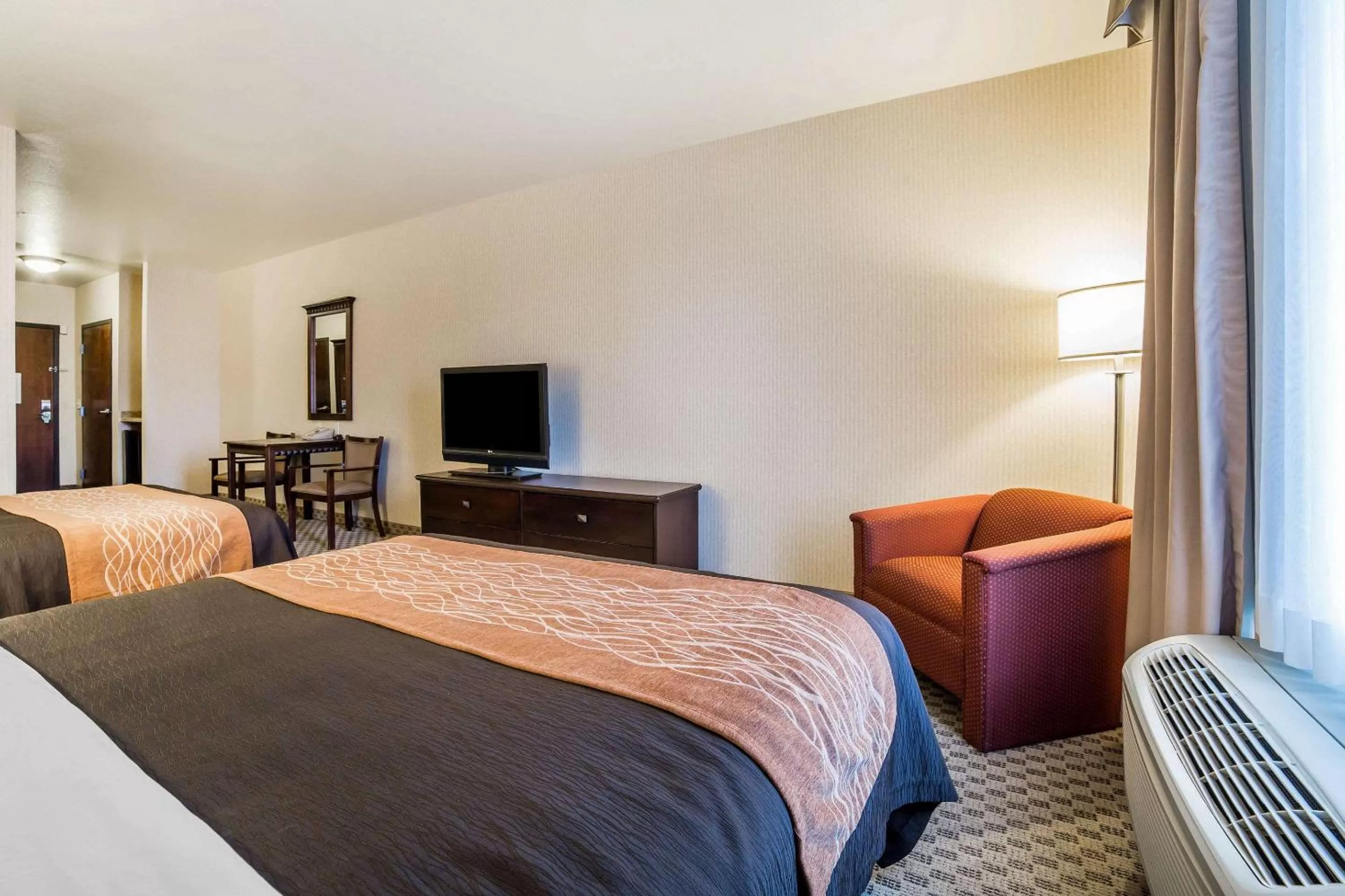 Photo of the whole room, Bed in Comfort Inn & Suites Henderson - Las Vegas