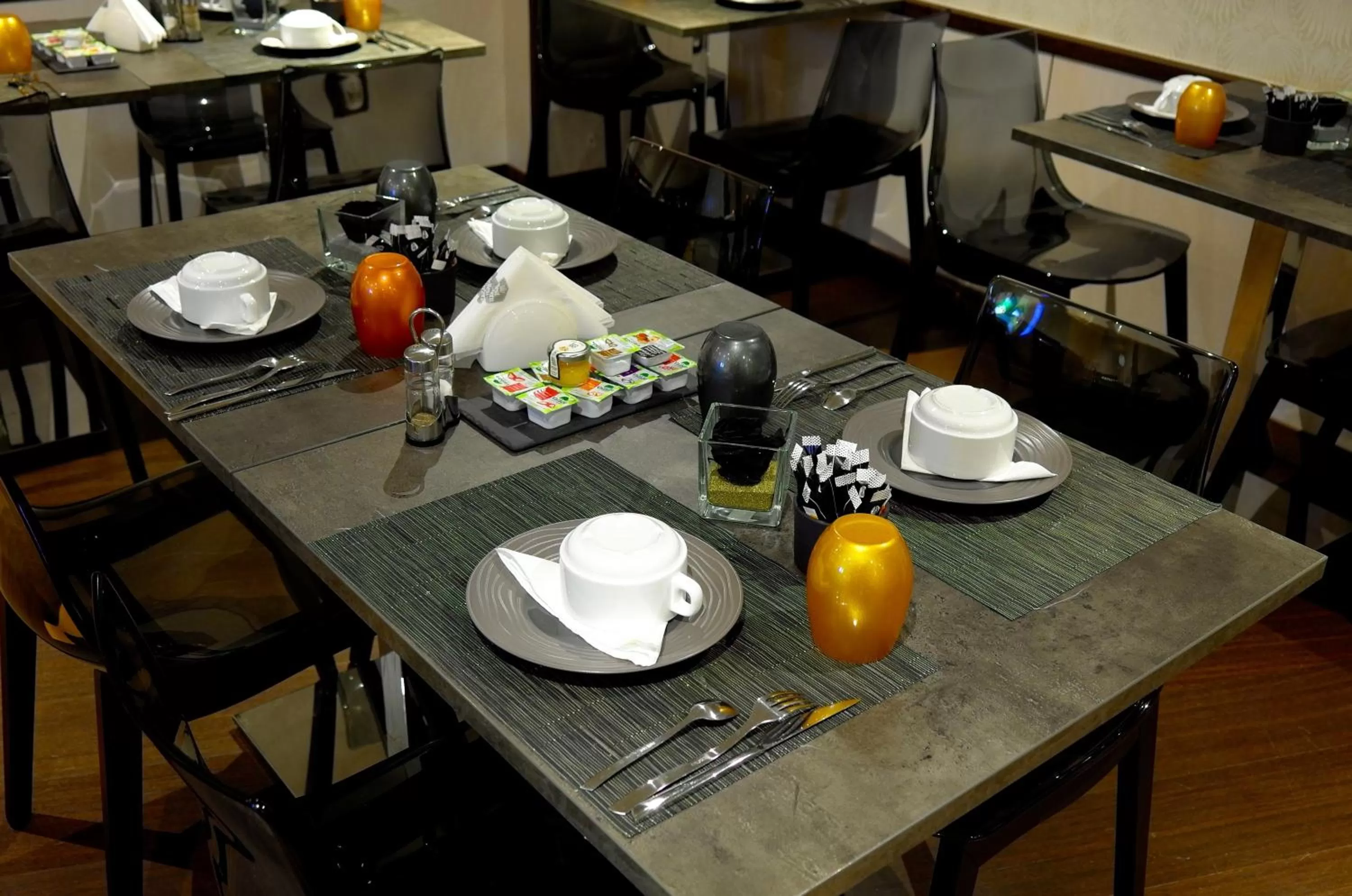 Restaurant/places to eat in Best Western Empire Elysees