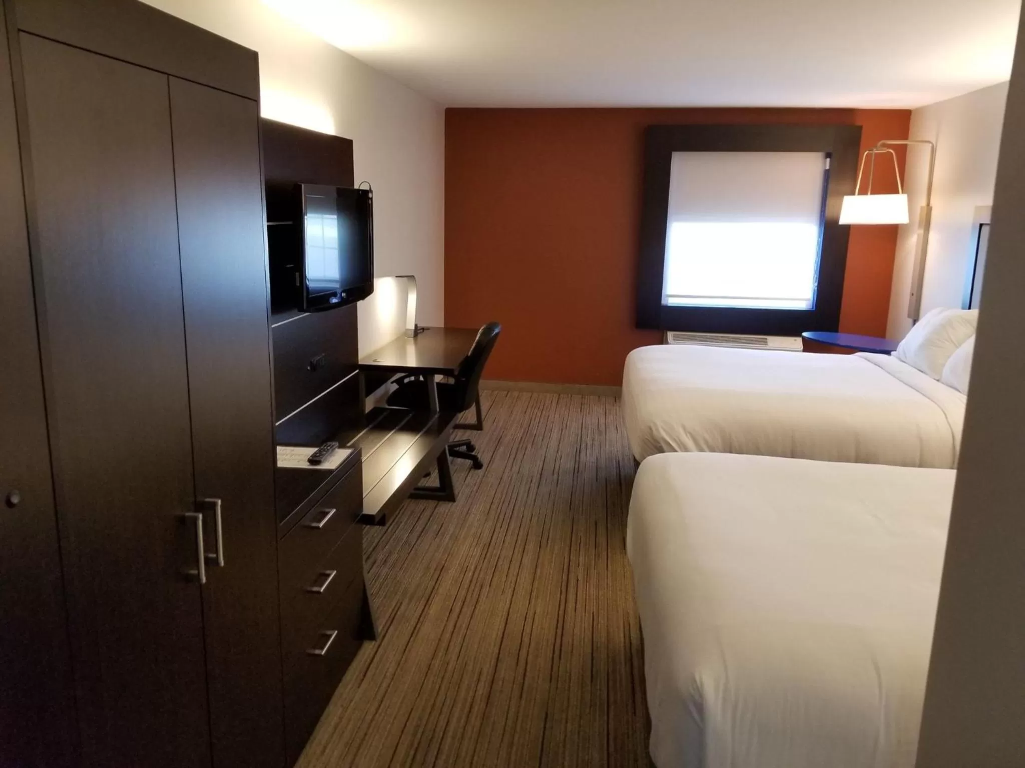Photo of the whole room, Bed in Holiday Inn Express Birch Run-Frankenmuth Area by IHG