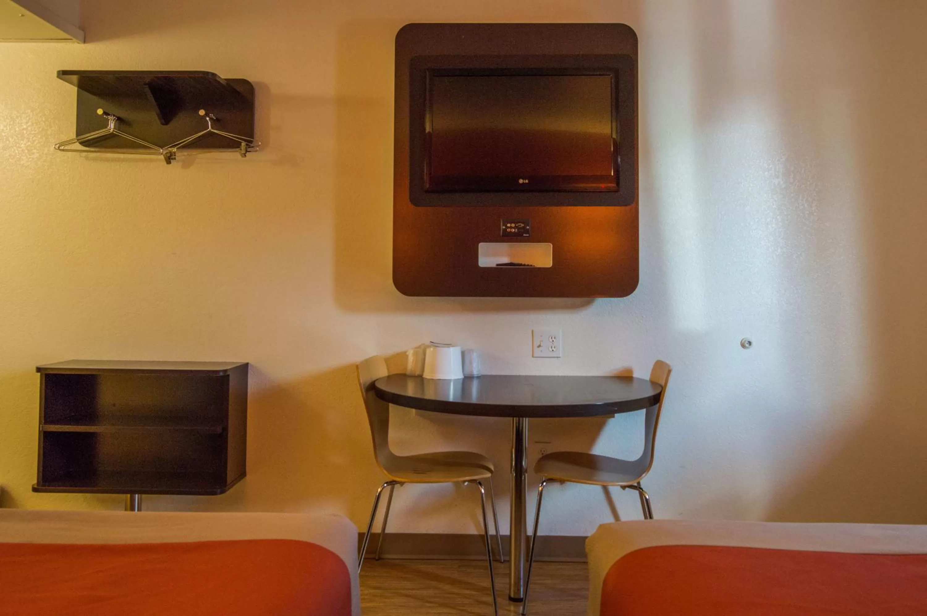 Bedroom in Motel 6-Ardmore, OK