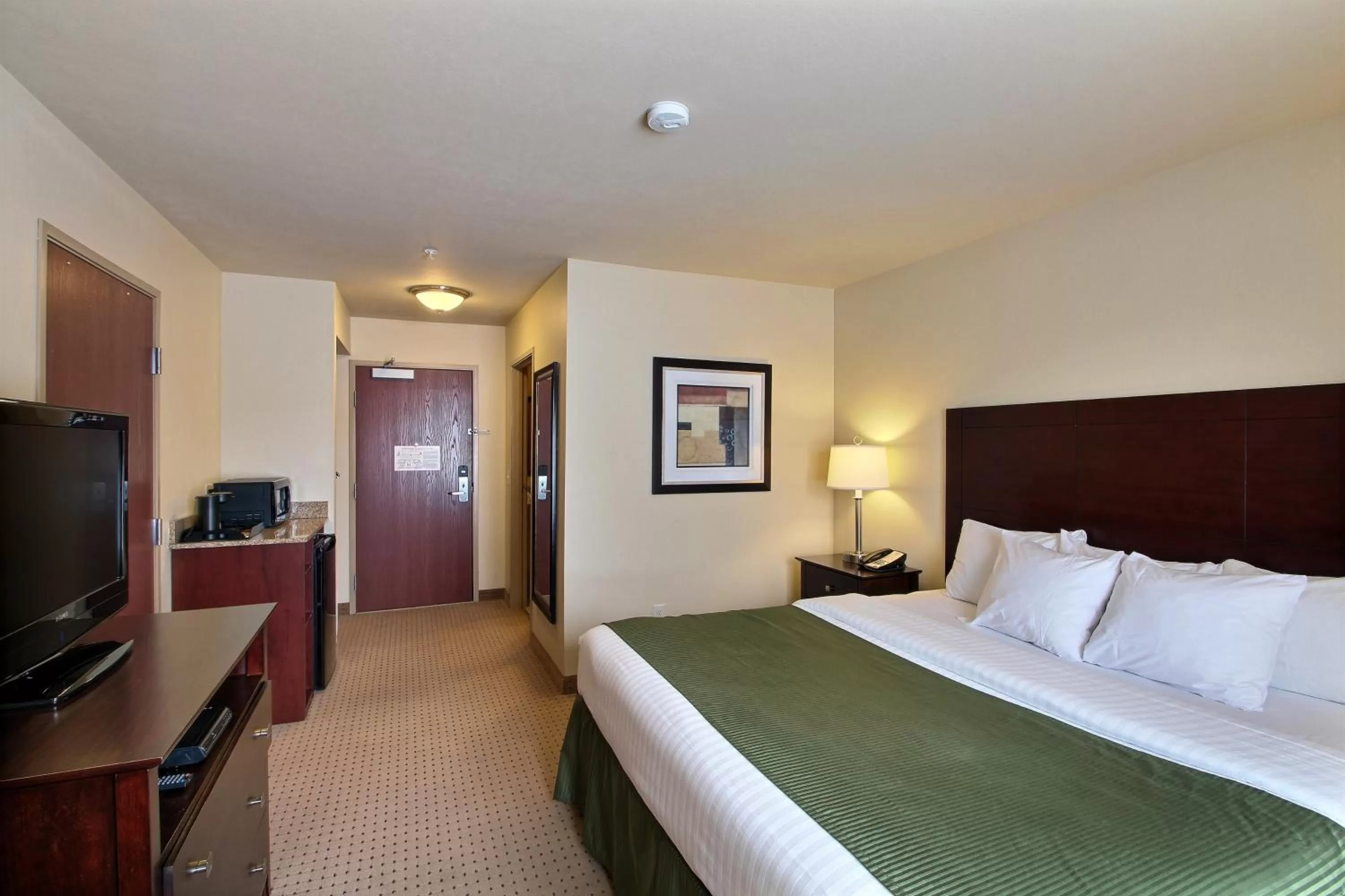Bed in Cobblestone Inn & Suites - Brillion