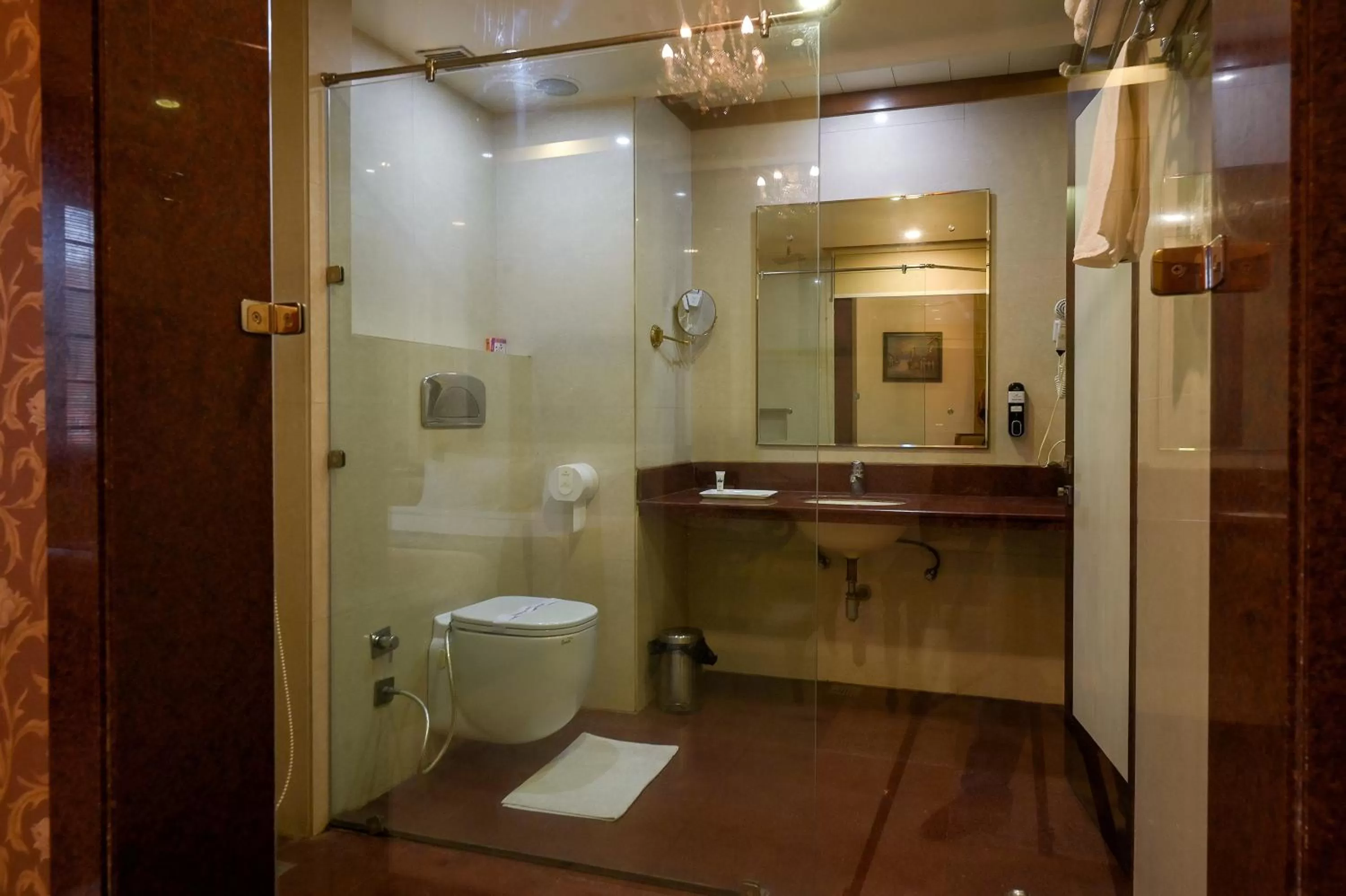 Bathroom in Hotel Leela Grande