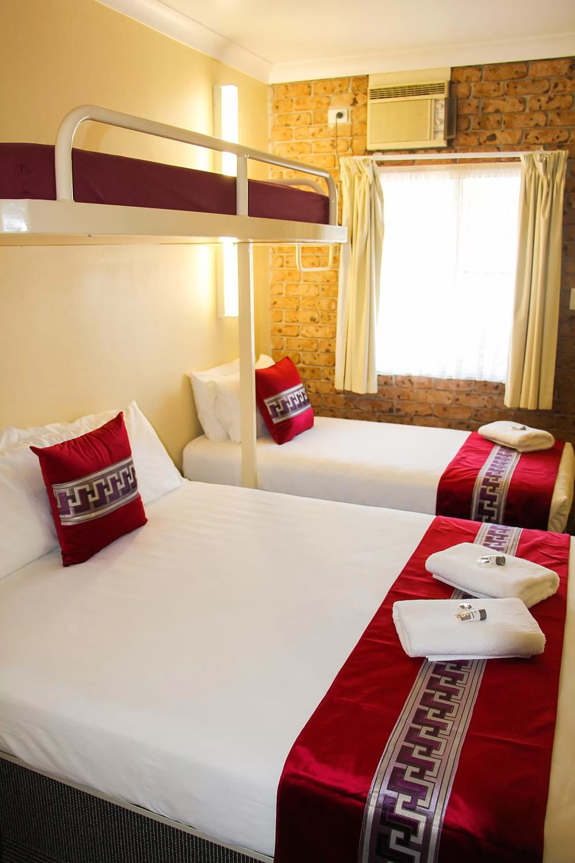 Bedroom, Bed in Motel 359