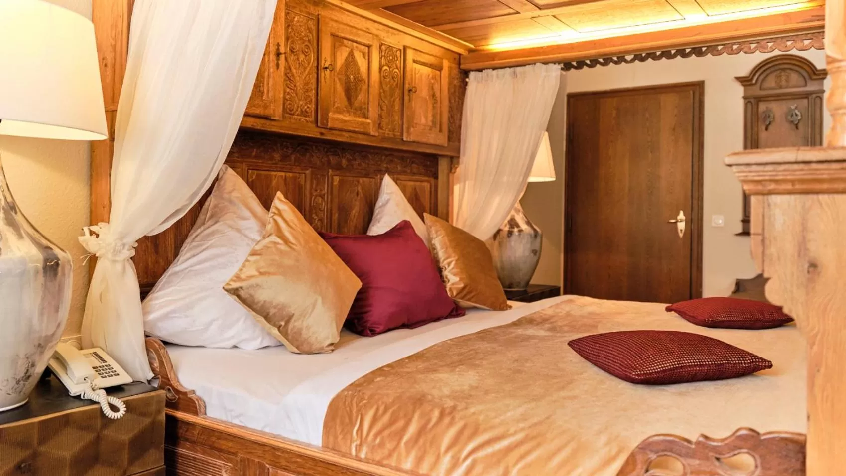 Photo of the whole room, Bed in Hotel van Bebber