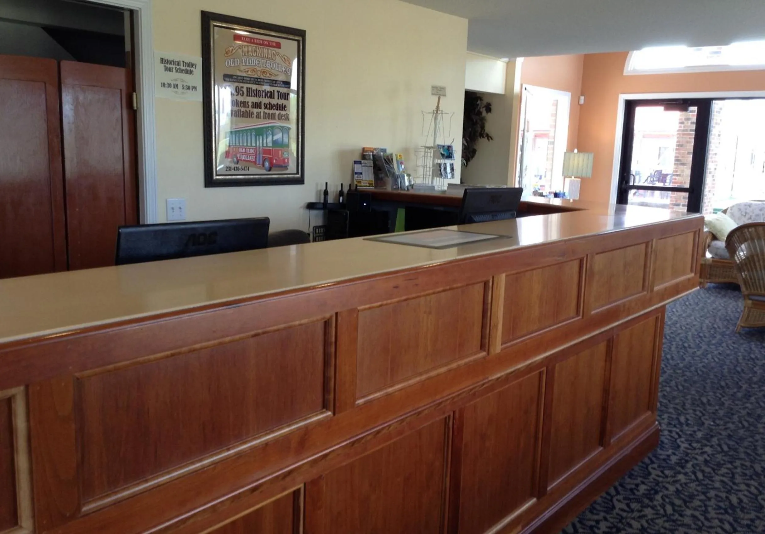 Lobby or reception in Days Inn by Wyndham Mackinaw City - Lakeview