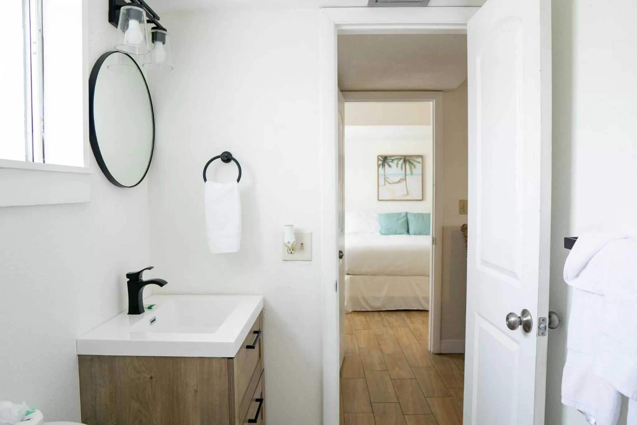 Bathroom, Bed in The Molloy - A Boutique Beach Resort