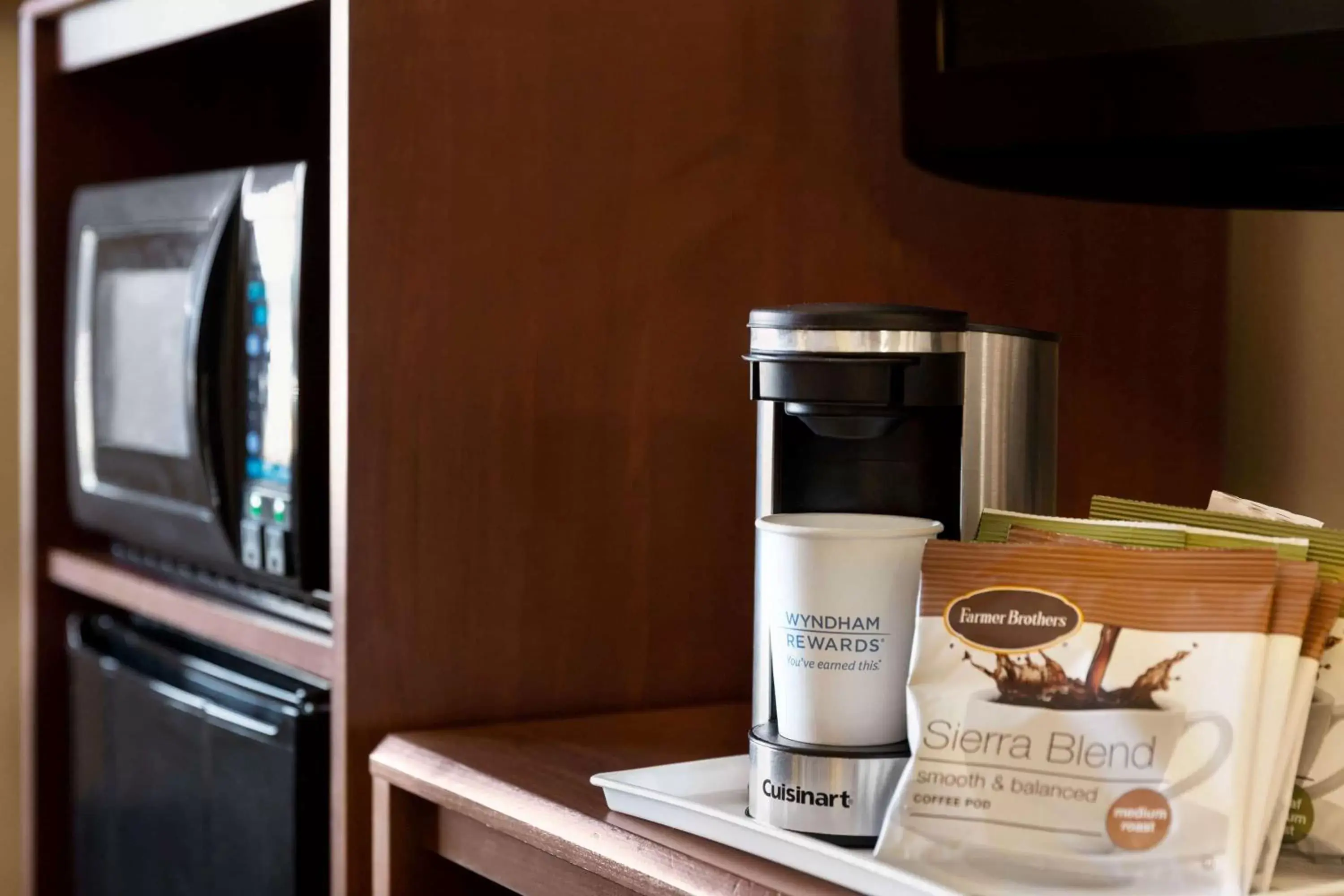 Standard Queen One-Bedroom - Non-Smoking in Super 8 by Wyndham Columbus Standard Queen One-Bedroom - Non-Smoking in Super 8 by Wyndham Columbus