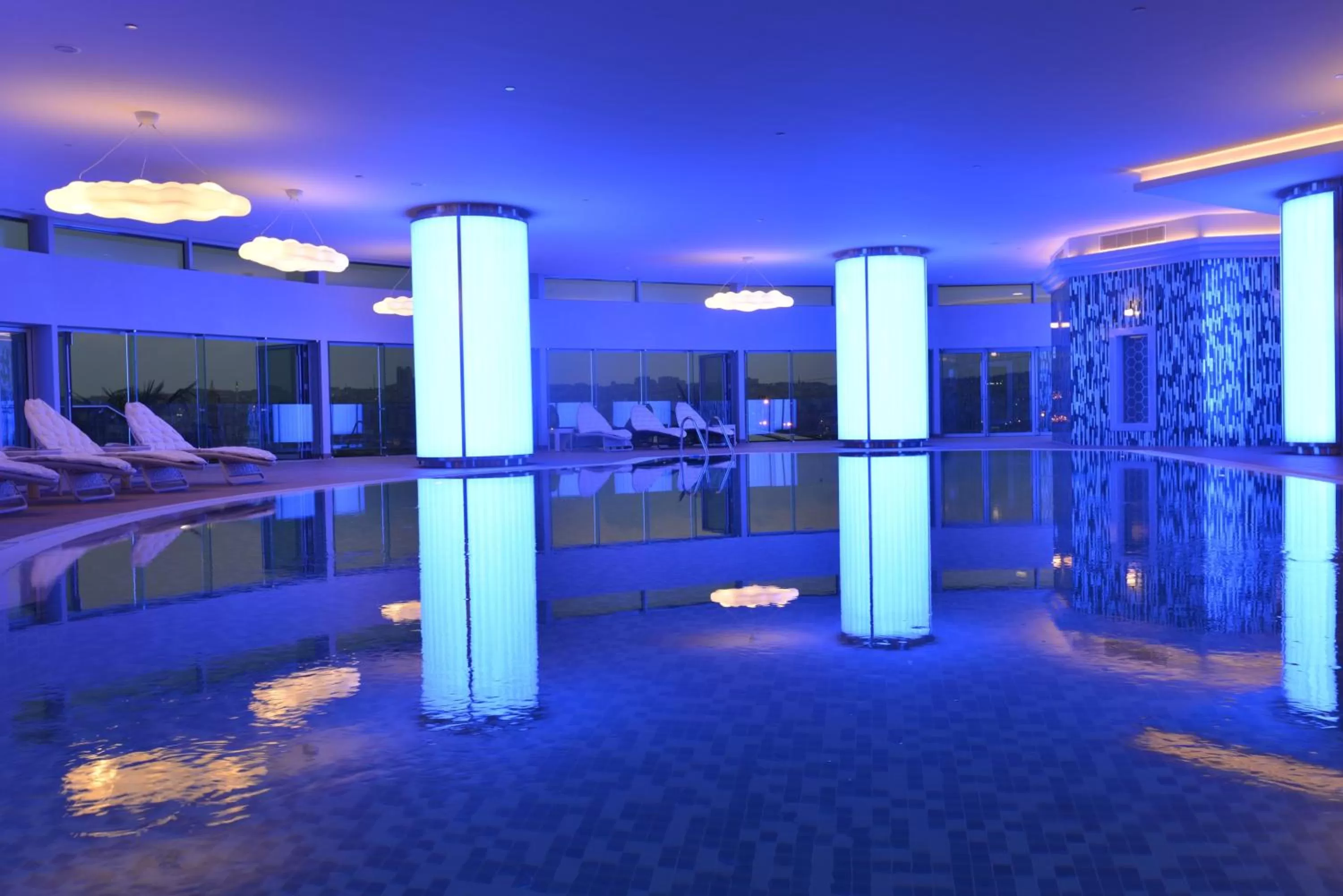 Swimming pool in Wyndham Grand Istanbul Europe
