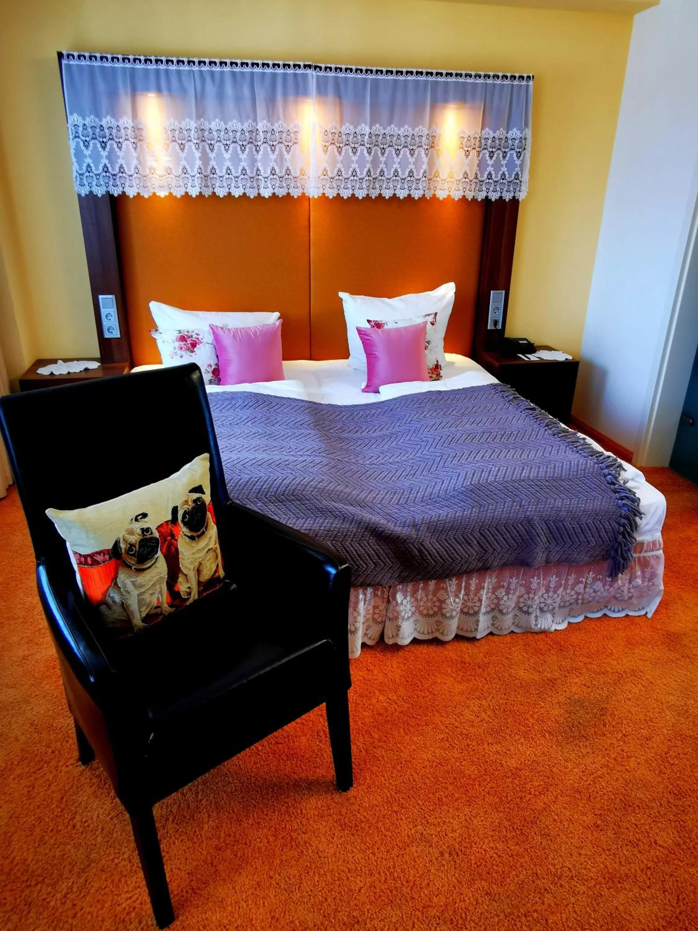 Bed in Tante ALMA's Mannheimer Hotel