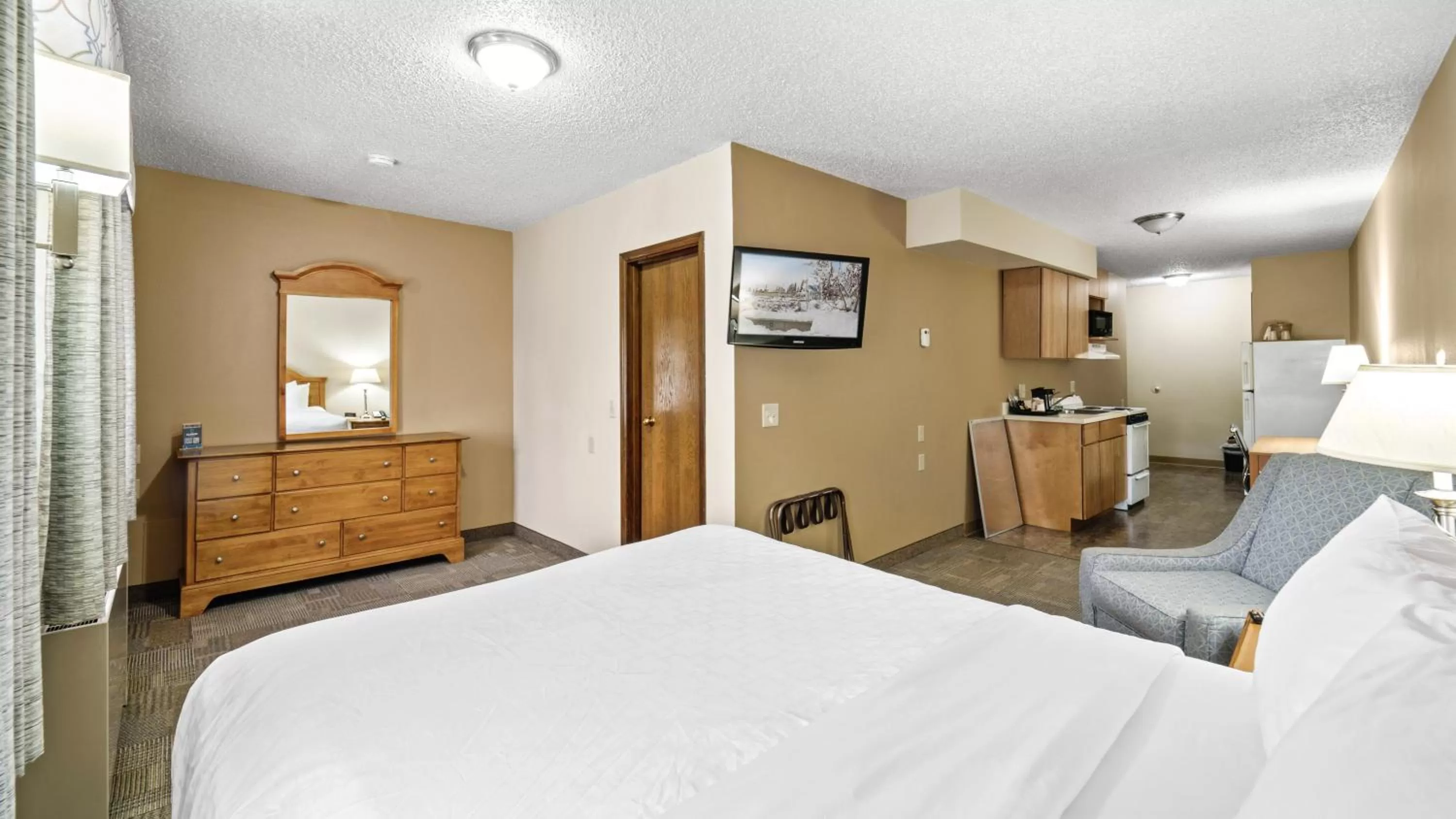 VIP, Bed in Clarion Hotel & Suites Fairbanks near Ft Wainwright