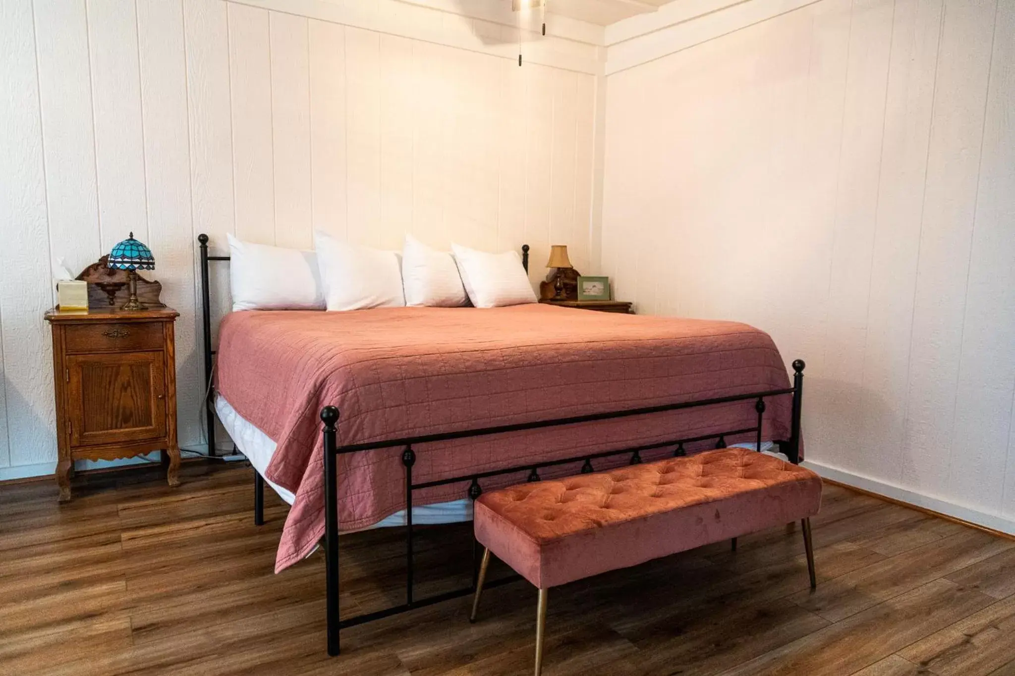 King Suite in Sagebrush Inn King Suite in Sagebrush Inn