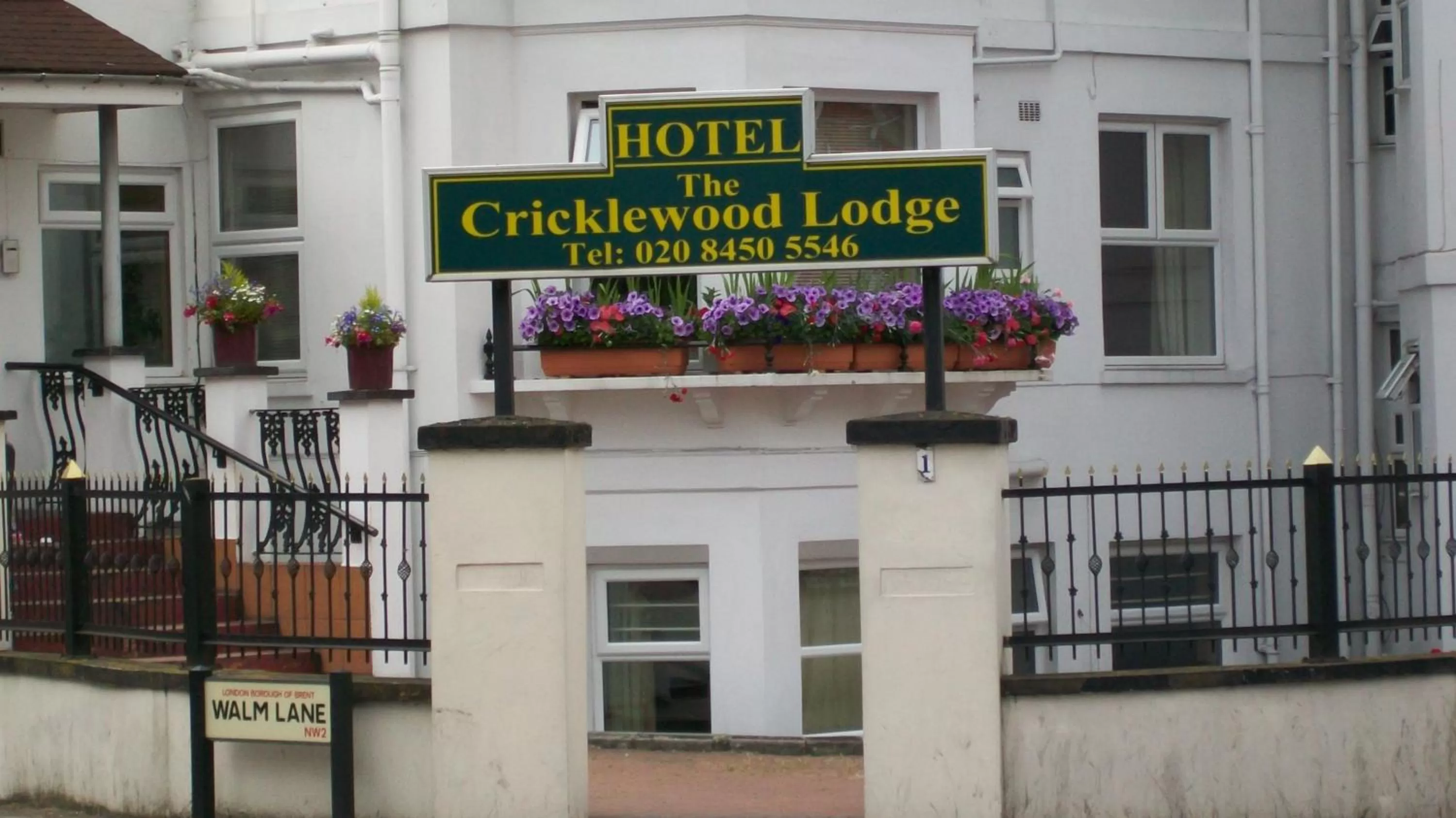 Facade/entrance in Cricklewood Lodge Hotel
