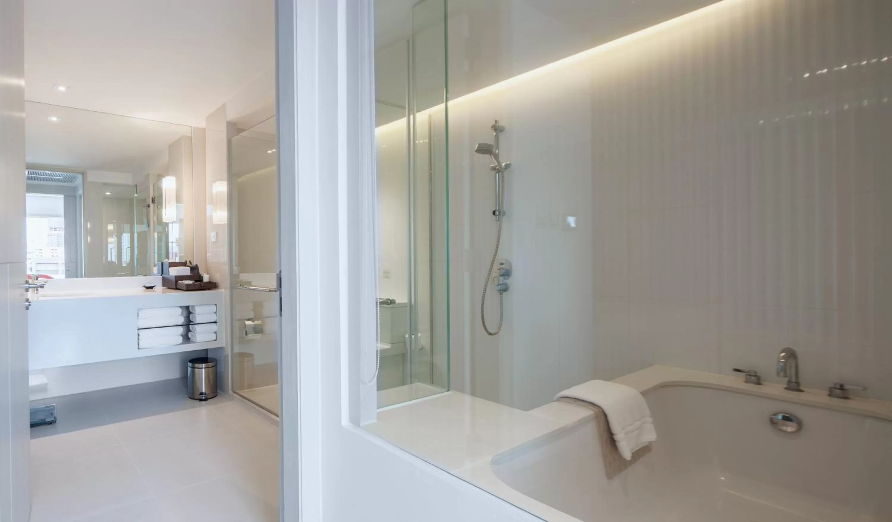 Shower in Centara Watergate Pavilion Hotel Bangkok