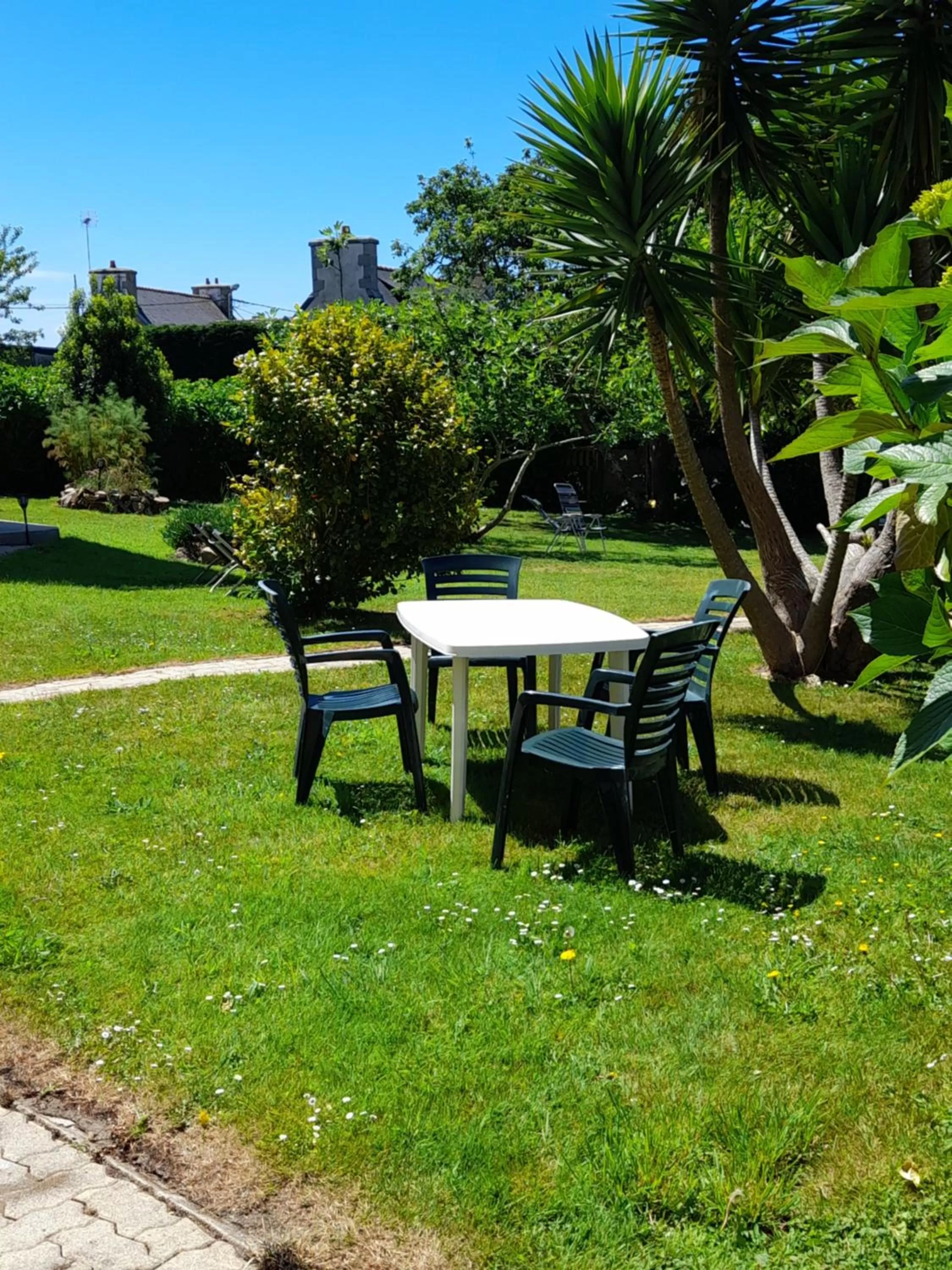 Spring in Les Hortensias GR 34 - Chambres d'Hôtes