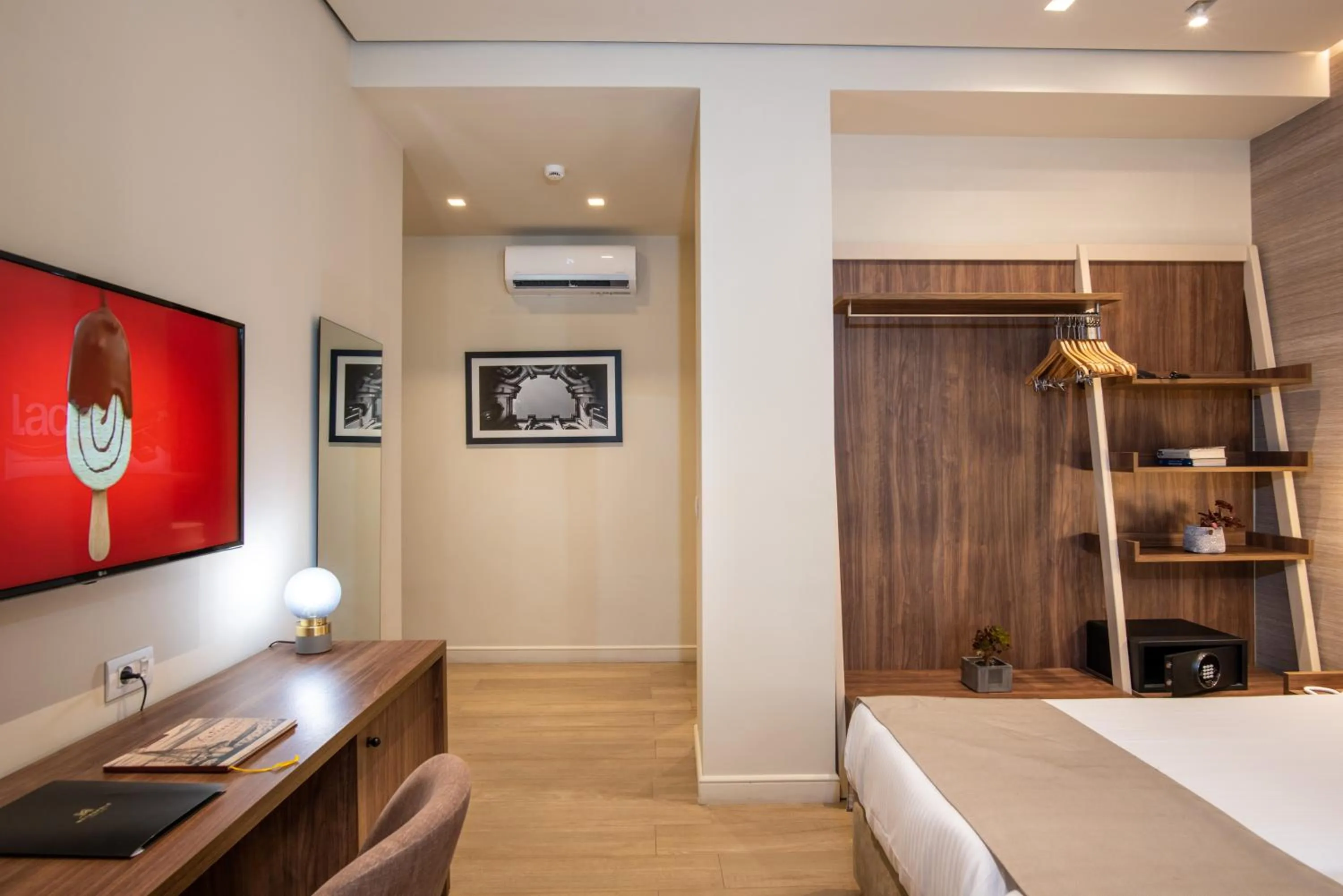 TV and multimedia, Bed in Metropole Urban Hotel