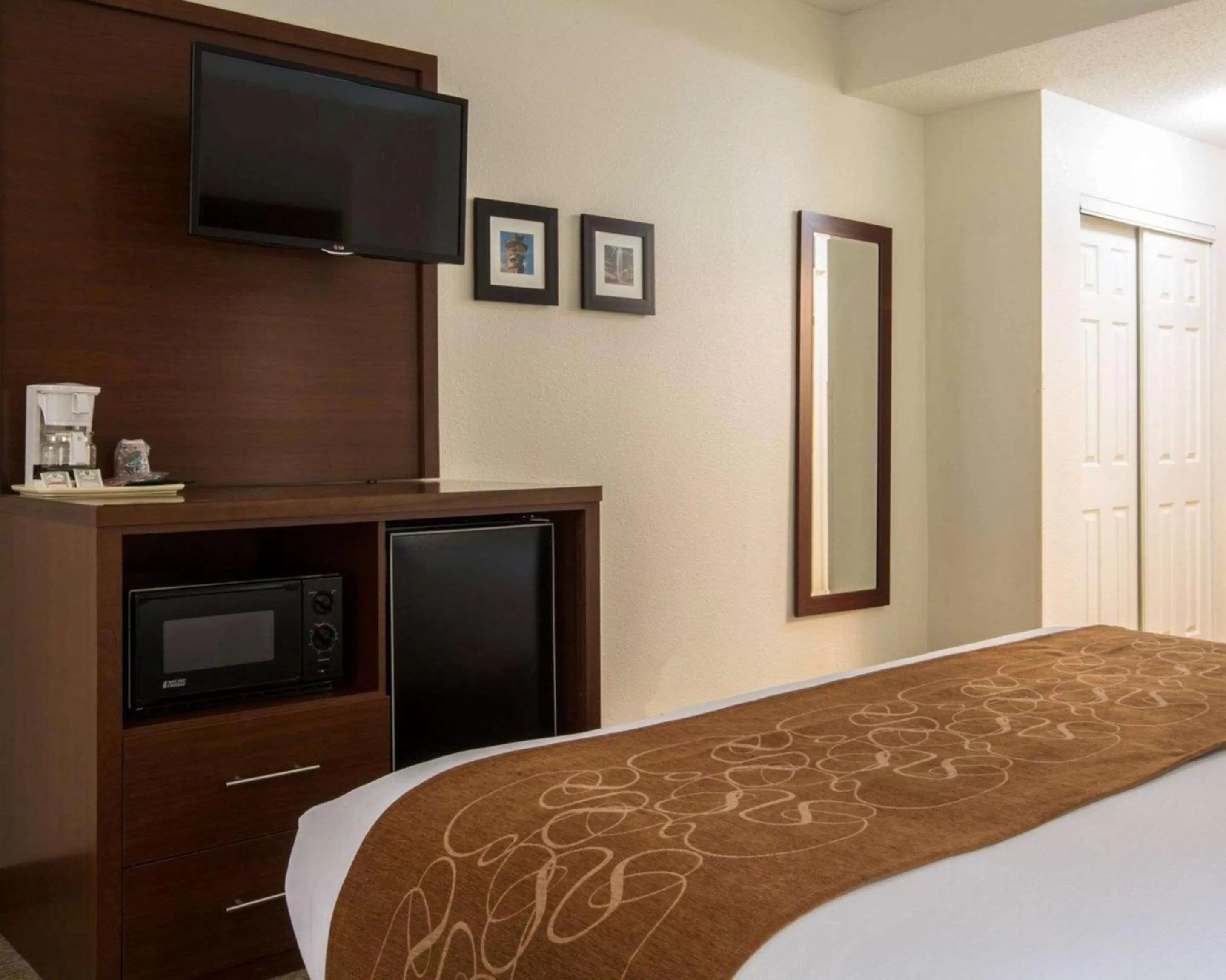 Photo of the whole room, Bed in Comfort Suites Cumming-Atlanta near Northside Hospital Forsyth