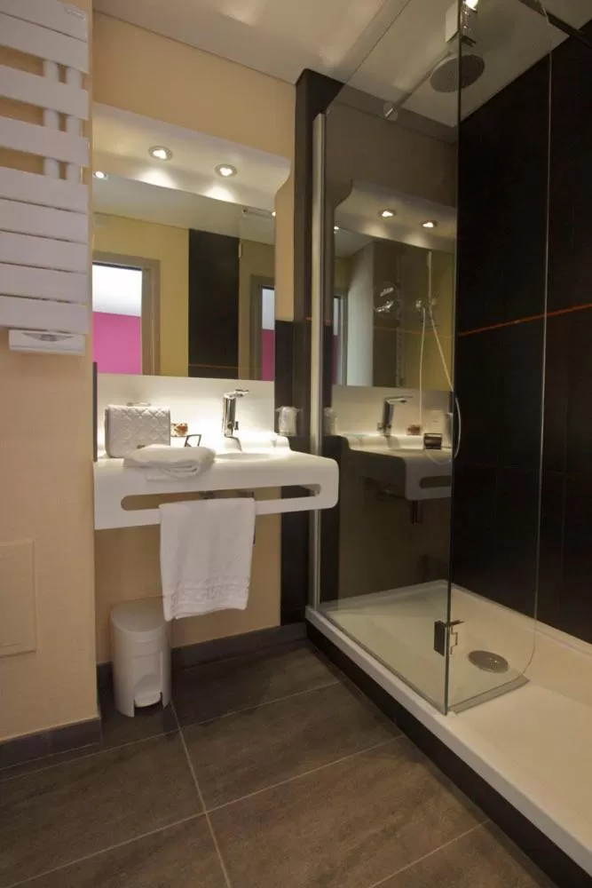 Bathroom in Logis Hôtel Novalis Quimperlé