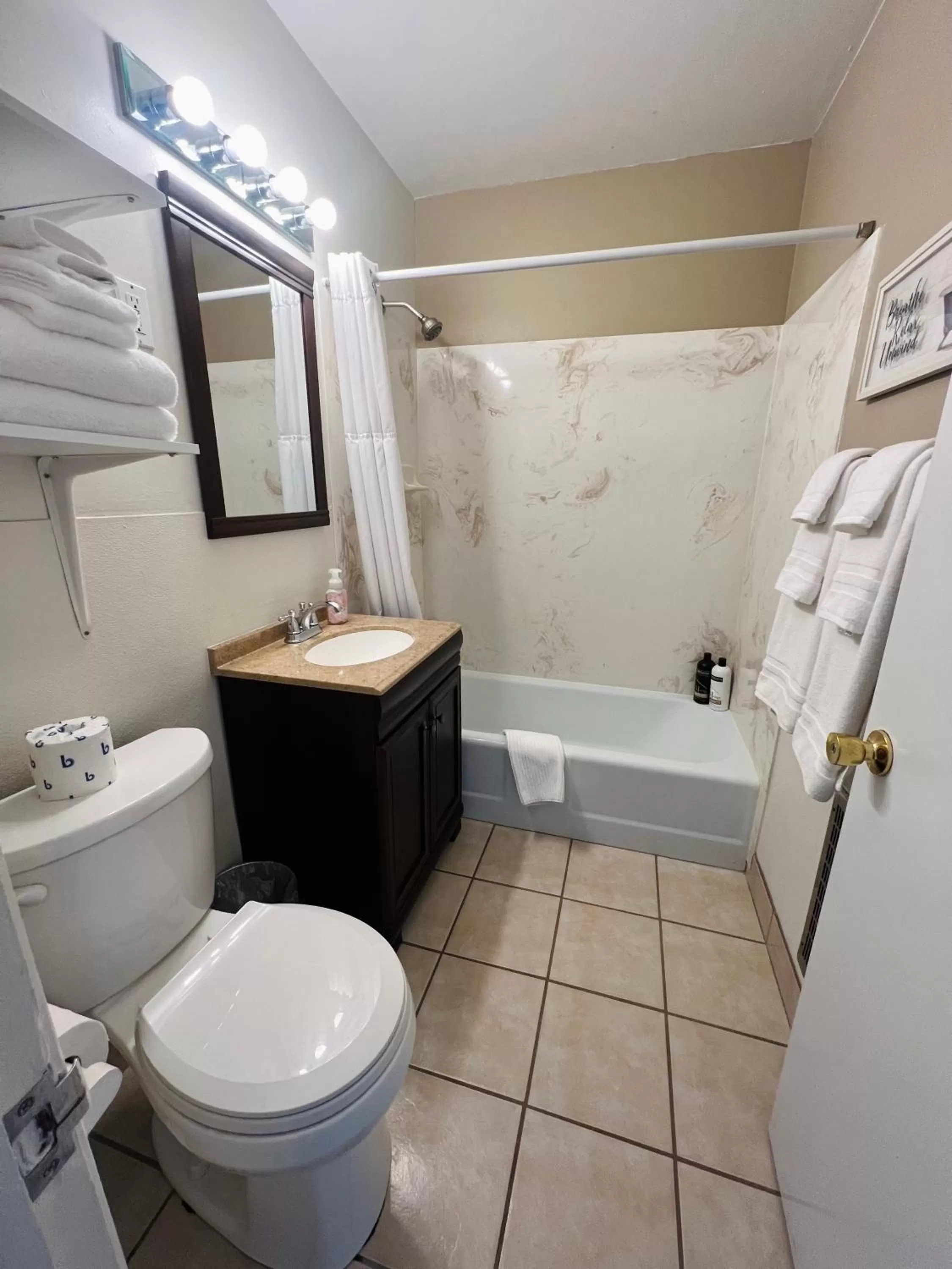 Bathroom in Lake Powell Motel & Apartments