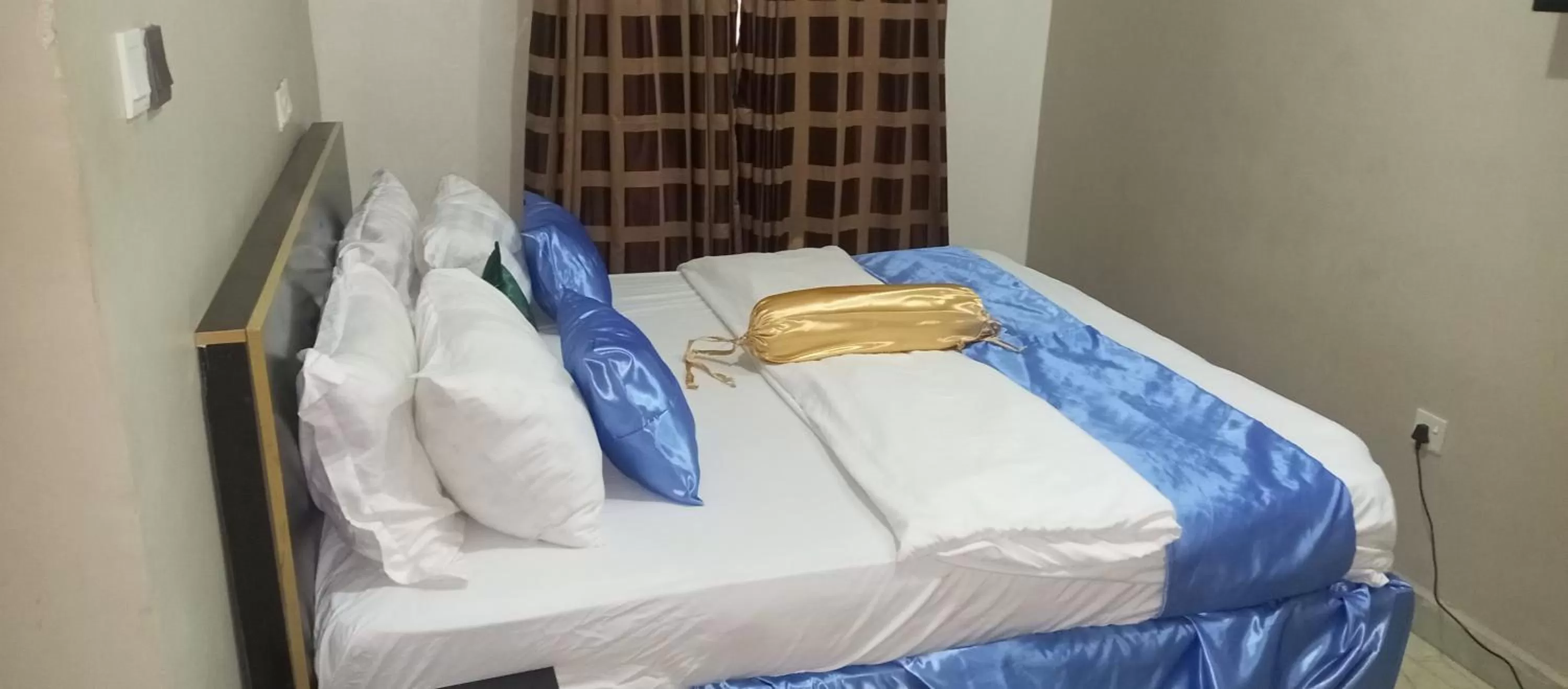 Bed in Nue-Crest Hotels & Suites
