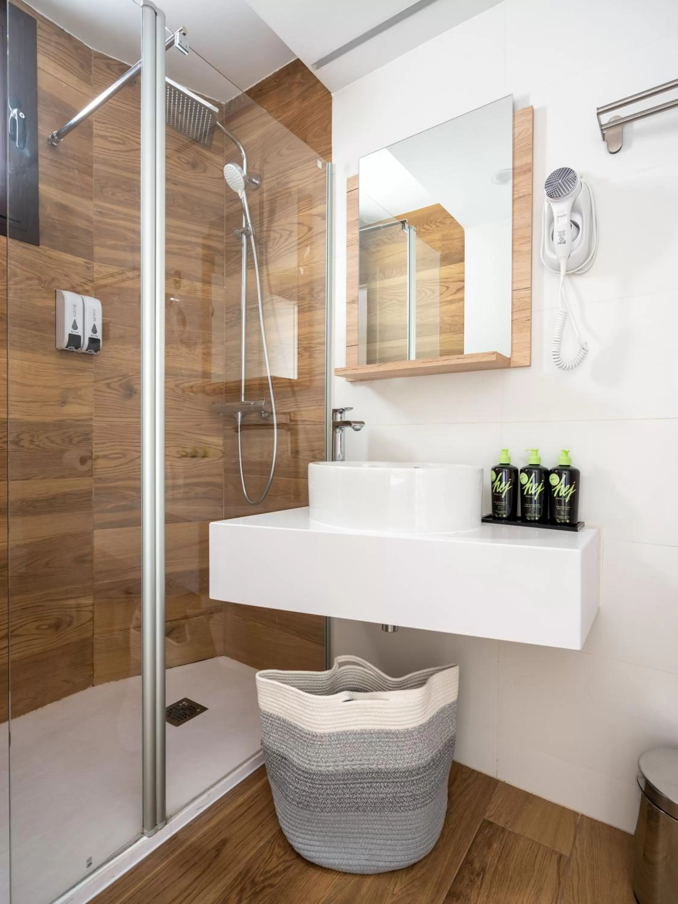 Shower in Limehome Barcelona Carrer de Fontcoberta - Digital Access