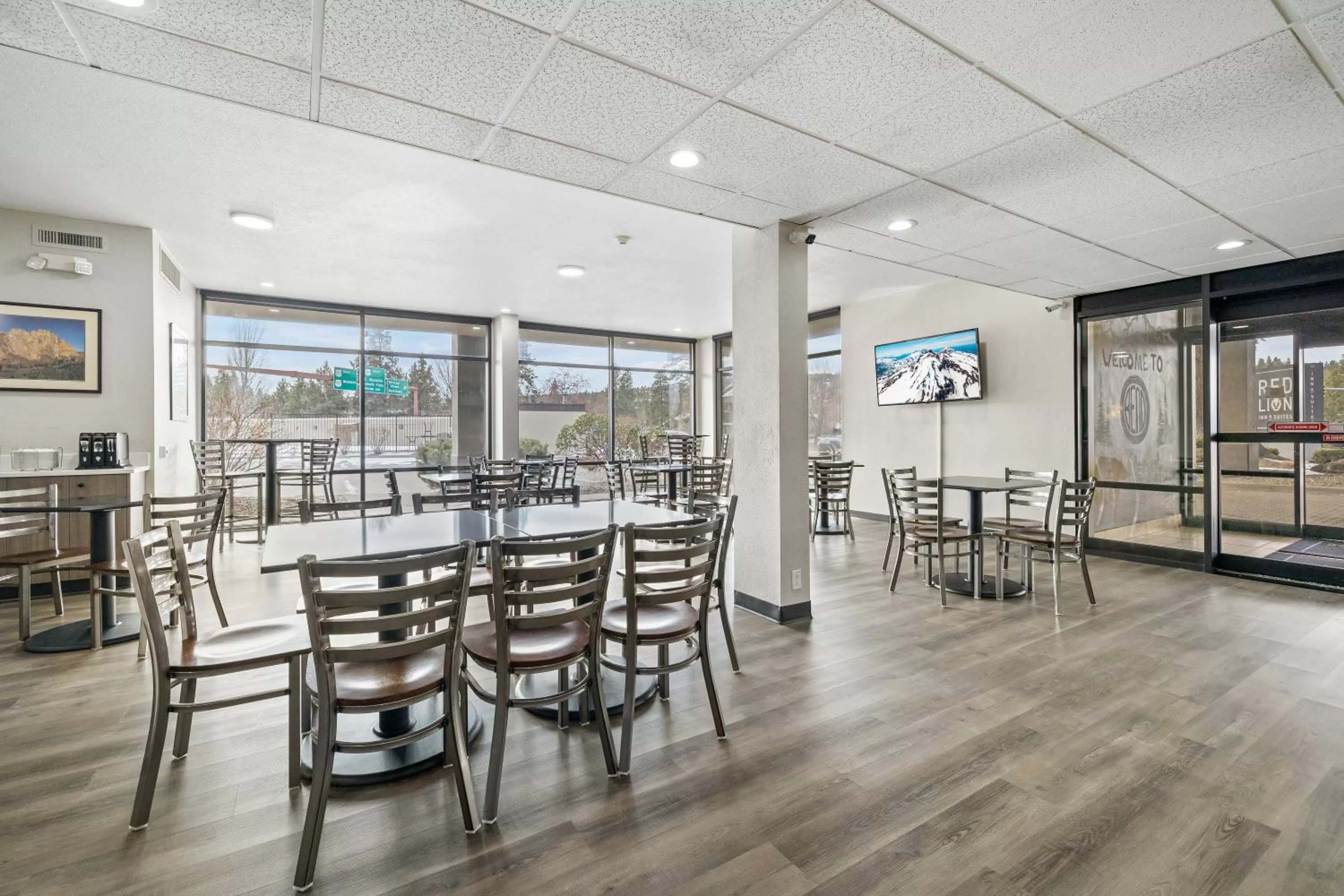 Seating area in Red Lion Inn & Suites Deschutes River - Bend