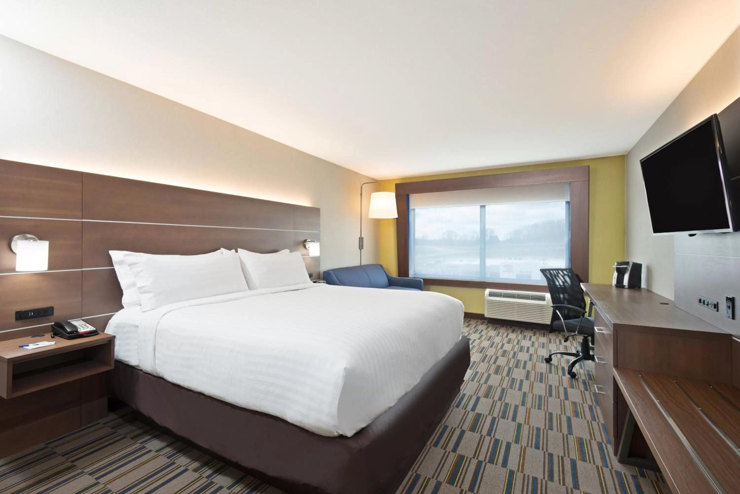 Photo of the whole room, Bed in Holiday Inn Express & Suites Uniontown by IHG