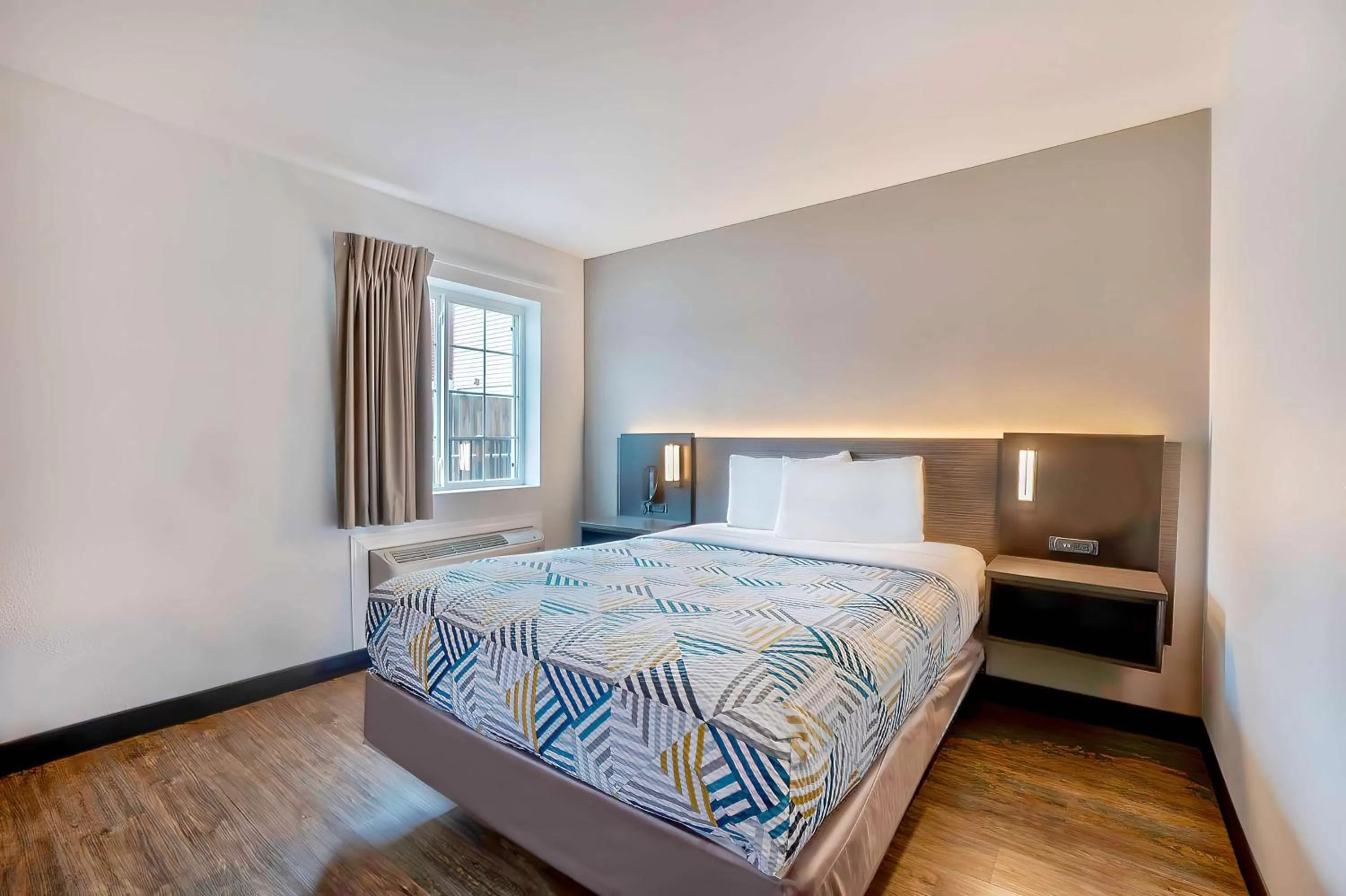 Bedroom, Bed in Motel 6 Tulsa, Ok - Central