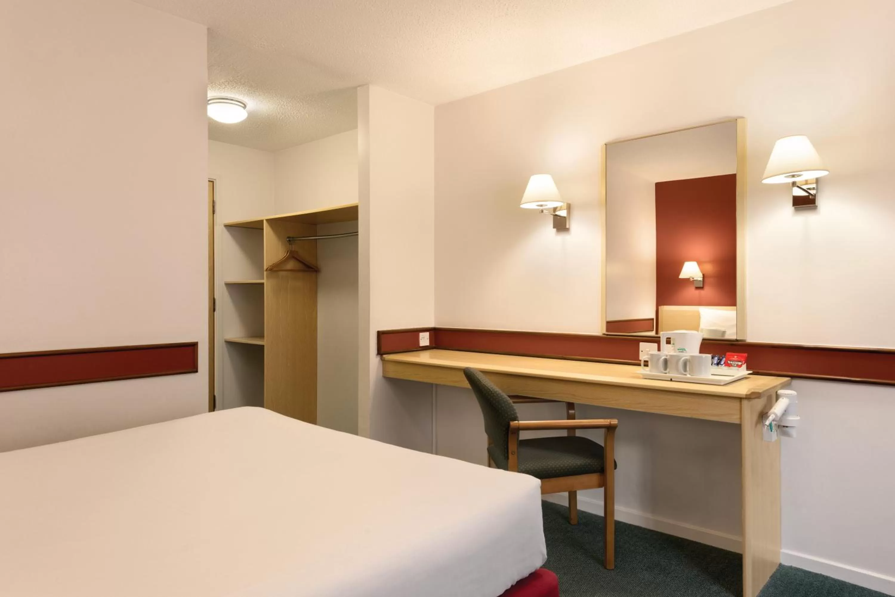 Coffee/tea facilities, Bed in Days Inn Hotel Bradford - Leeds
