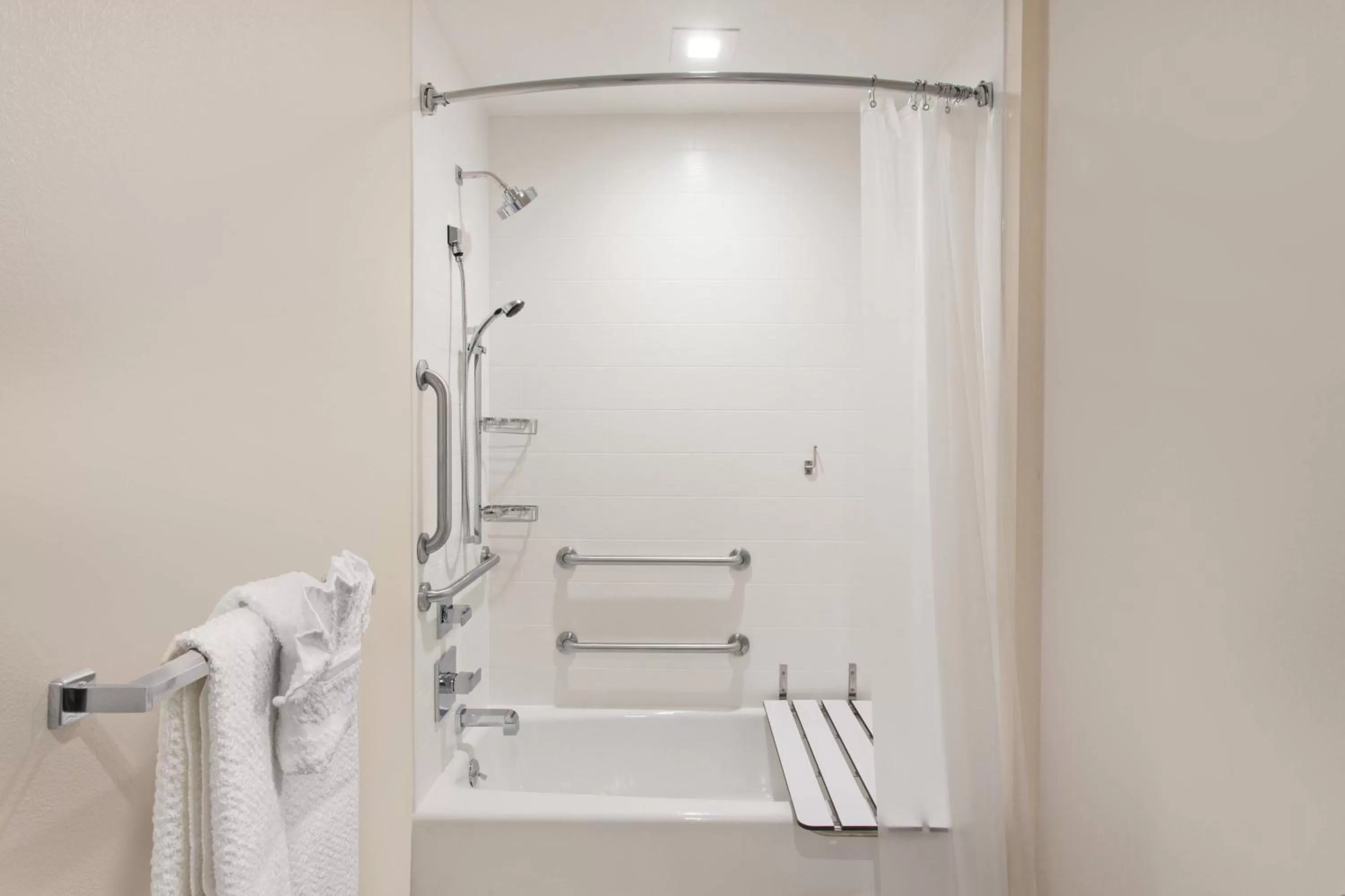 Bathroom in SpringHill Suites by Marriott Huntington Beach Orange County