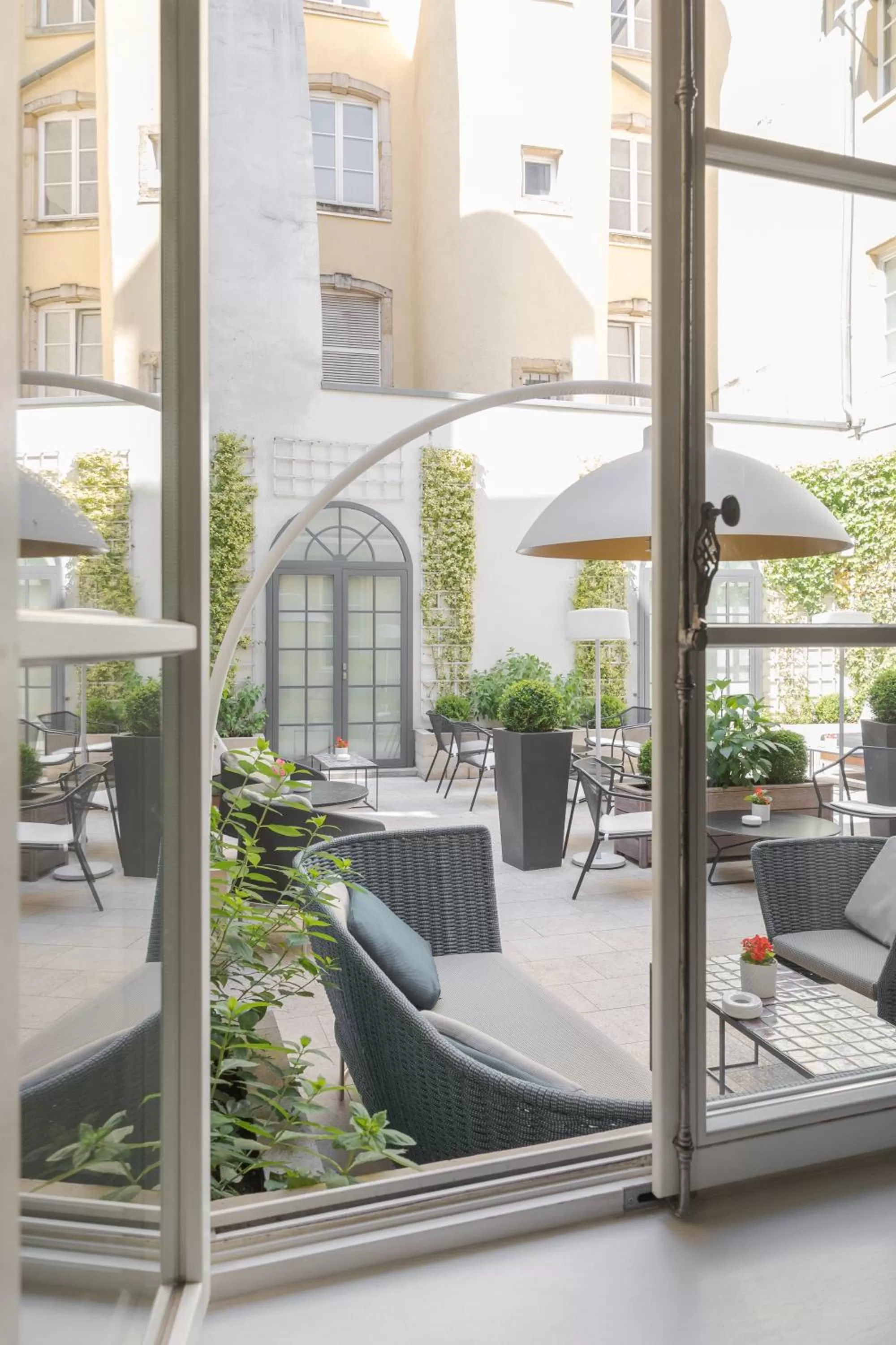 Patio in Hotel Le Place d'Armes - Relais & Châteaux