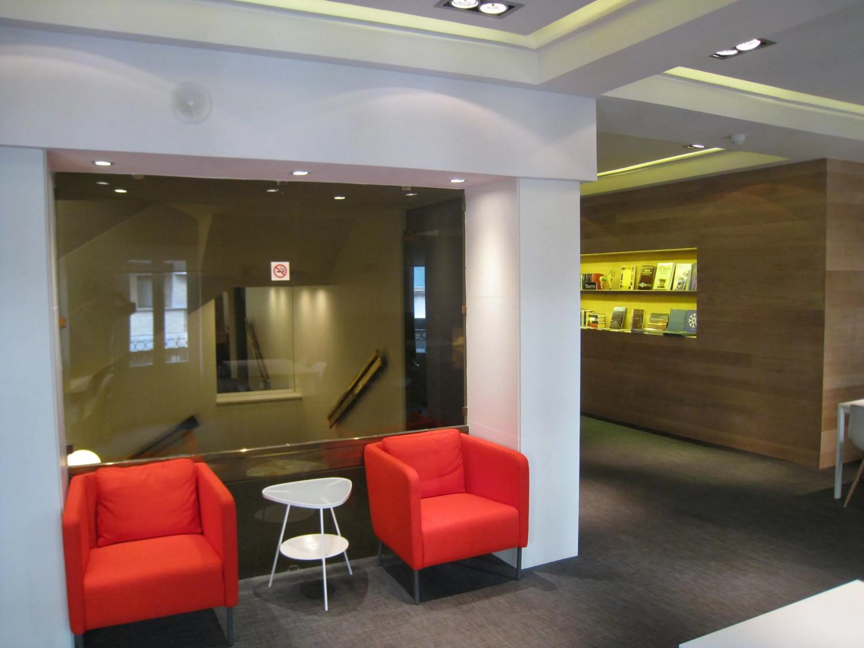 Communal lounge/ TV room in Habitus Hotel Leyre