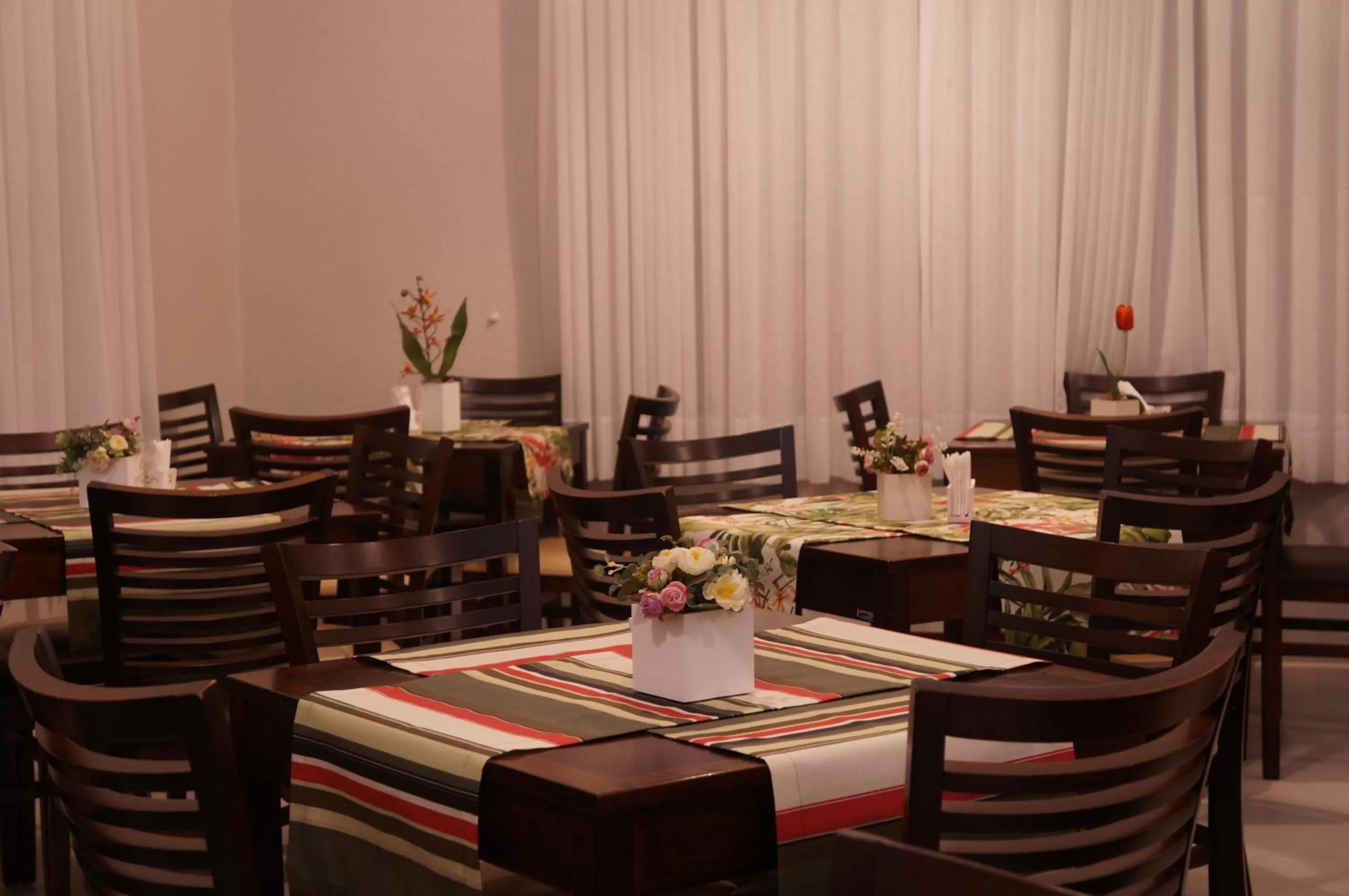 Restaurant/places to eat in Hotel Nelo