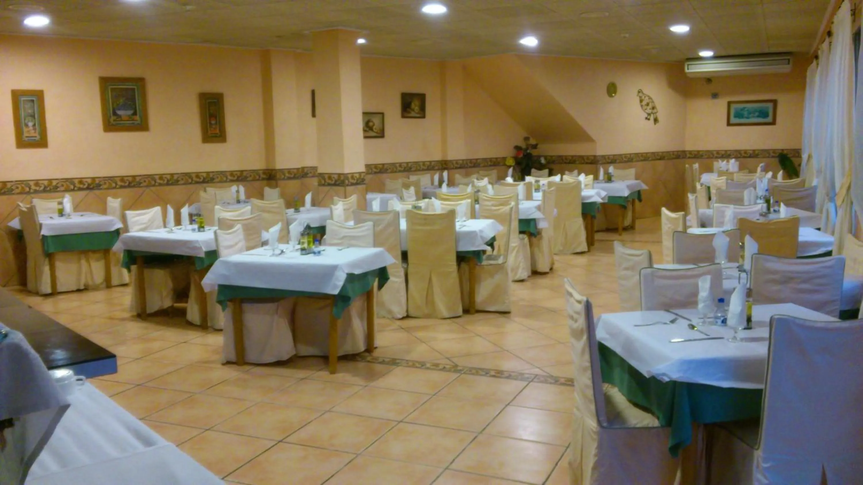 Restaurant/places to eat in Hotel Paloma