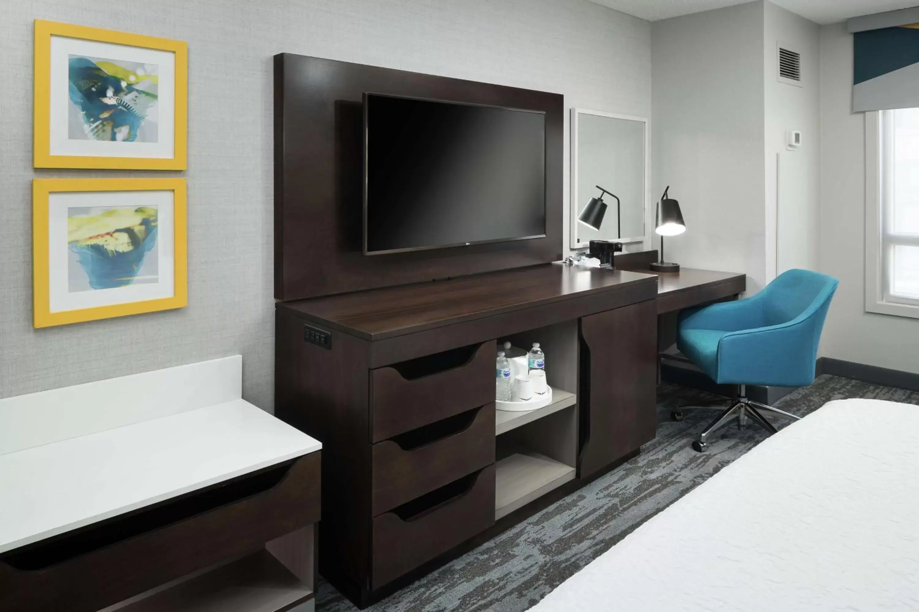 King Room with Sofa Bed in Hampton Inn & Suites Memphis-Beale Street King Room with Sofa Bed in Hampton Inn & Suites Memphis-Beale Street