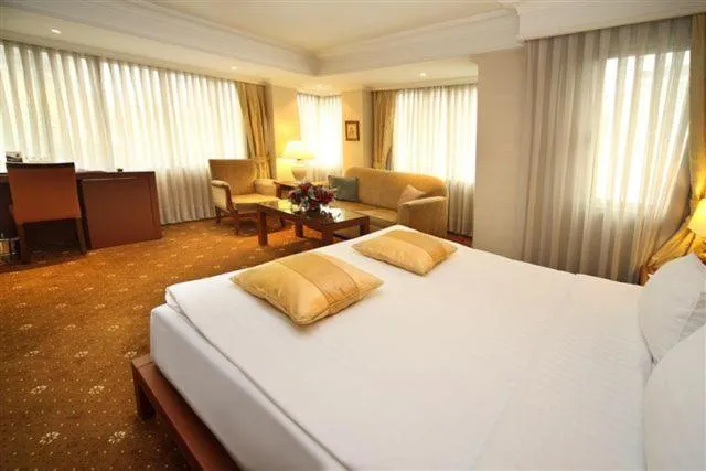 Photo of the whole room, Bed in Cartoon Hotel