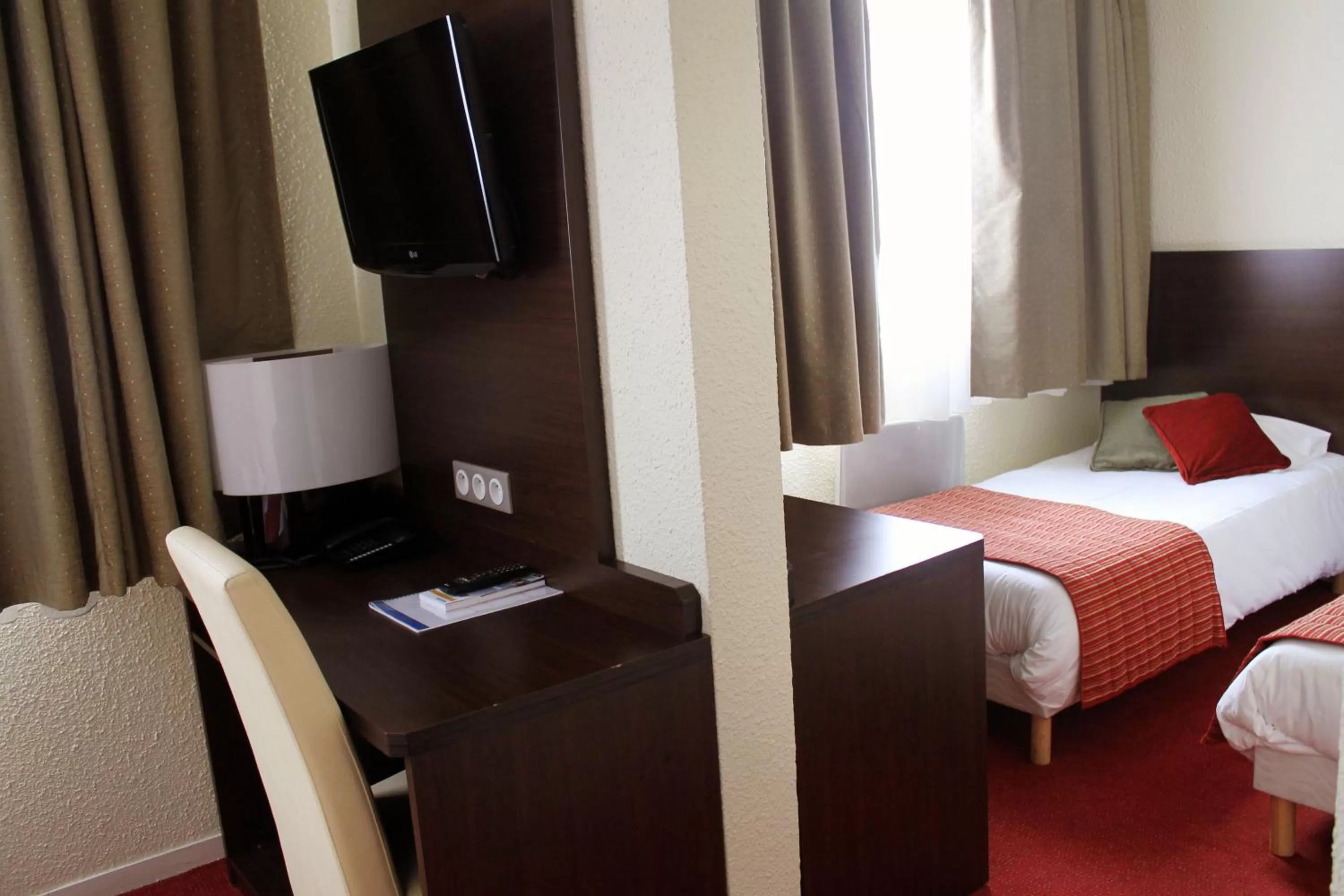 TV and multimedia, Bed in The Originals City, Hôtel Paris Sud, Orly-Draveil