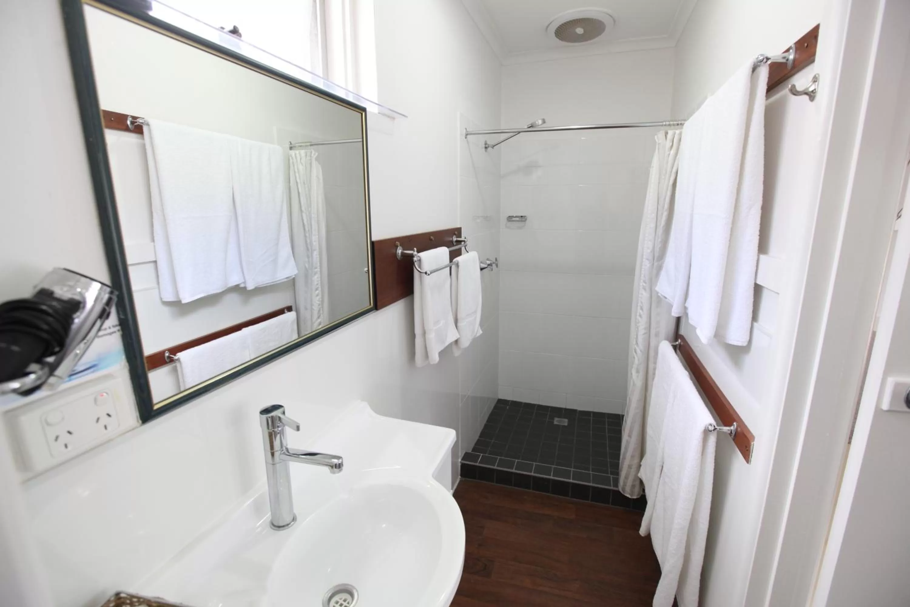 Bathroom in Mornington Motel