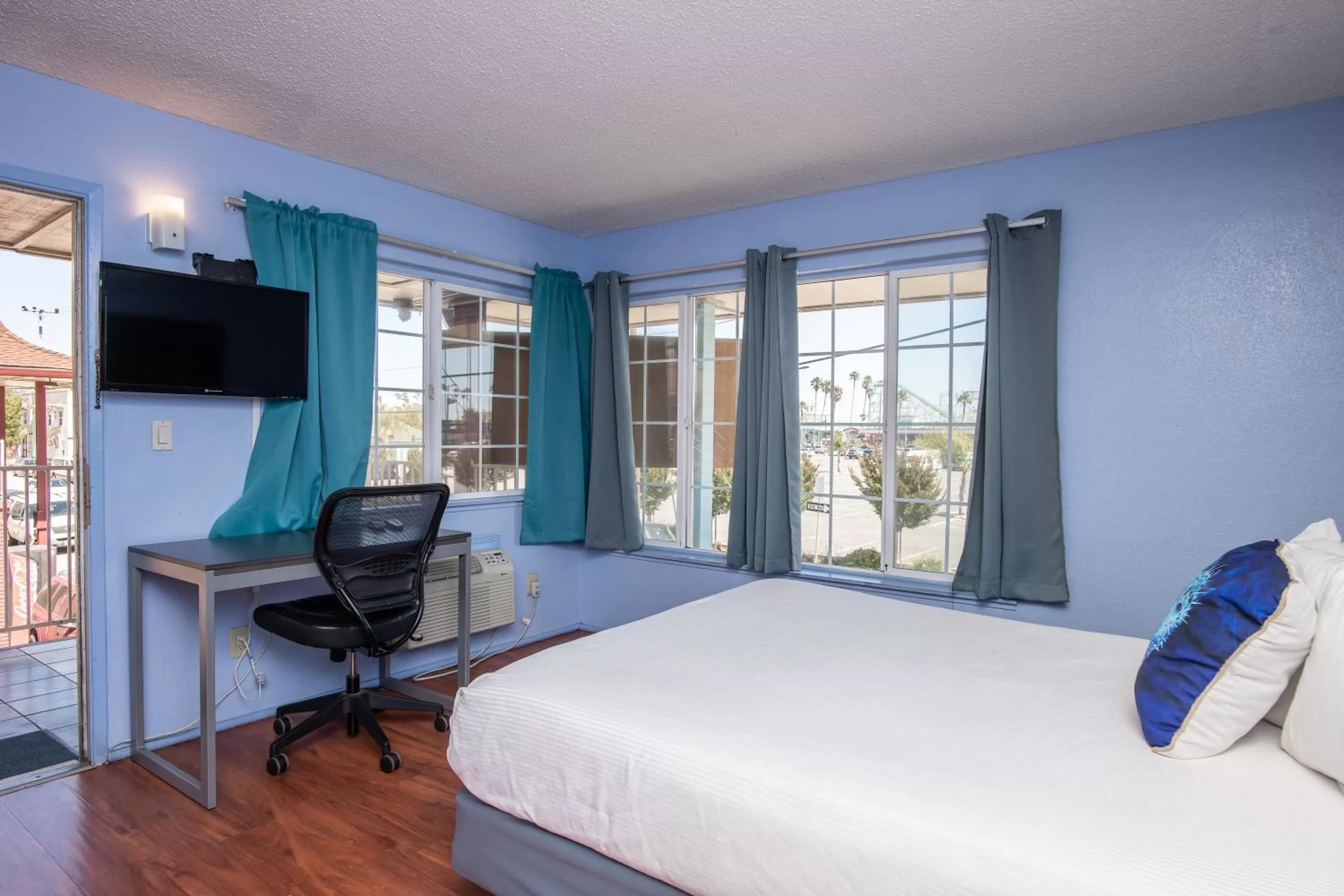 Bed in Aqua Breeze Inn